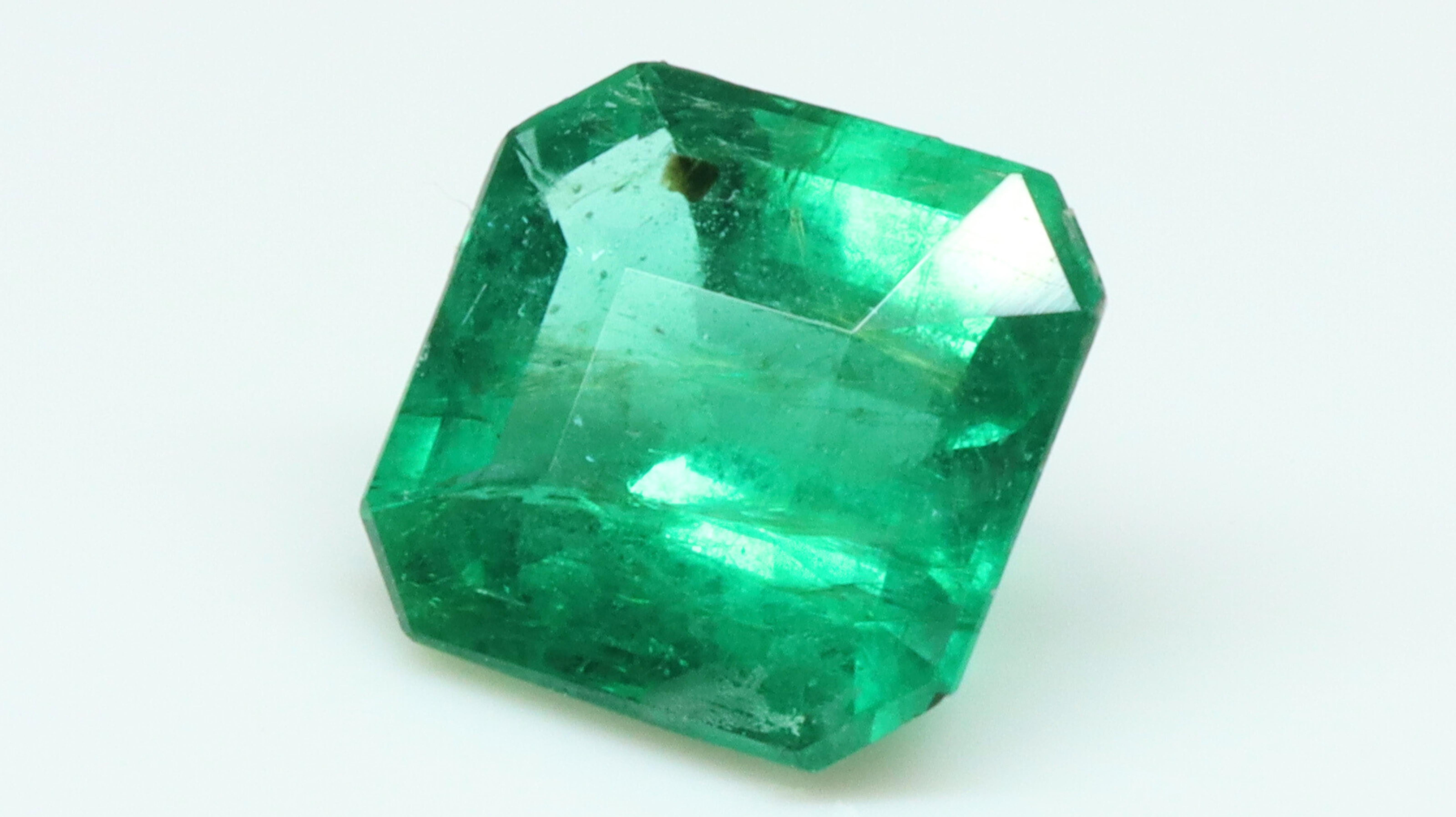 Octagon Cut Certified Intense Green Emerald 1.24ct ca. 7x7 For Sale