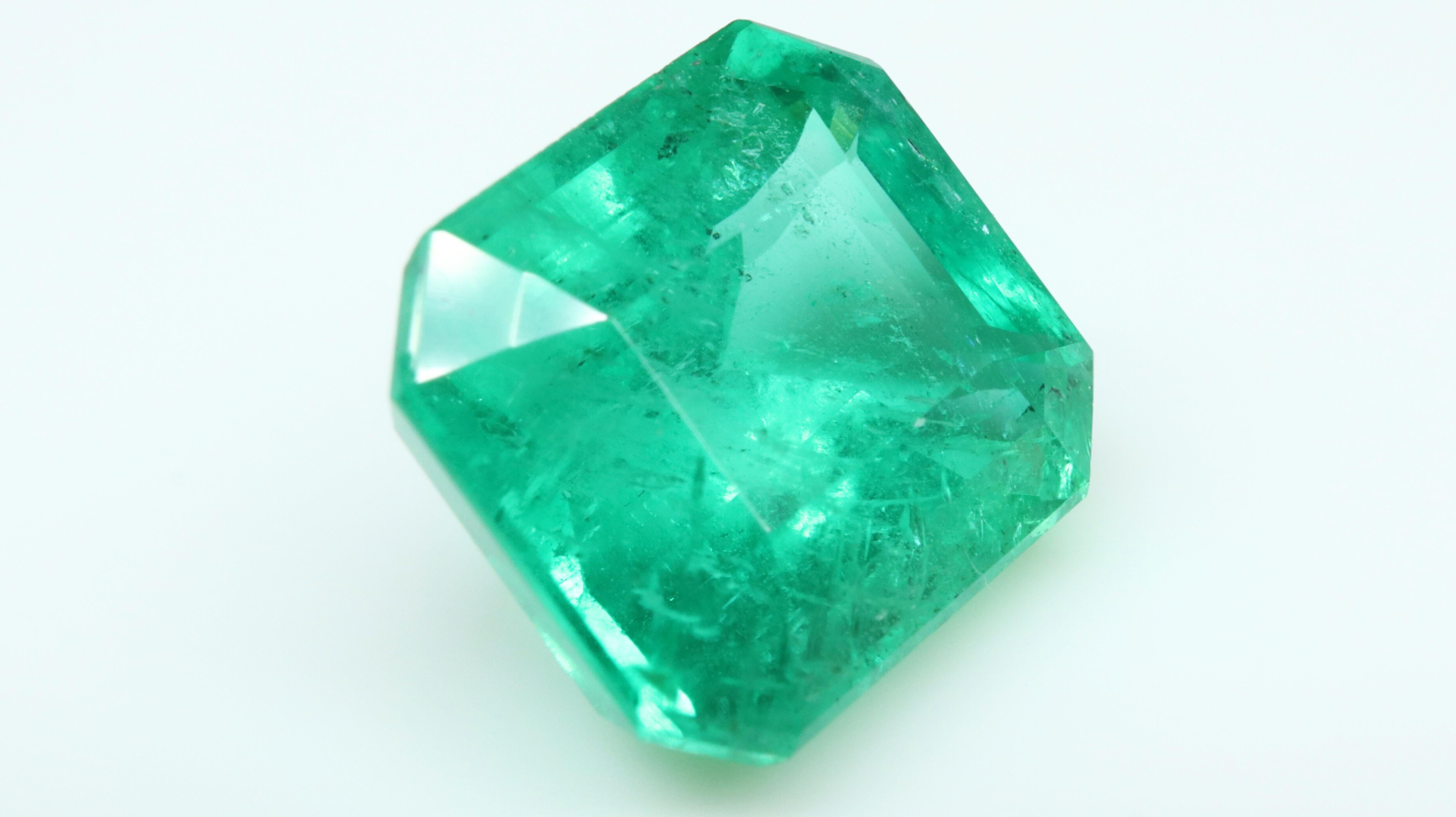 Modern Certified Intense / Vivid Green Emerald 2.09ct 8x7 For Sale