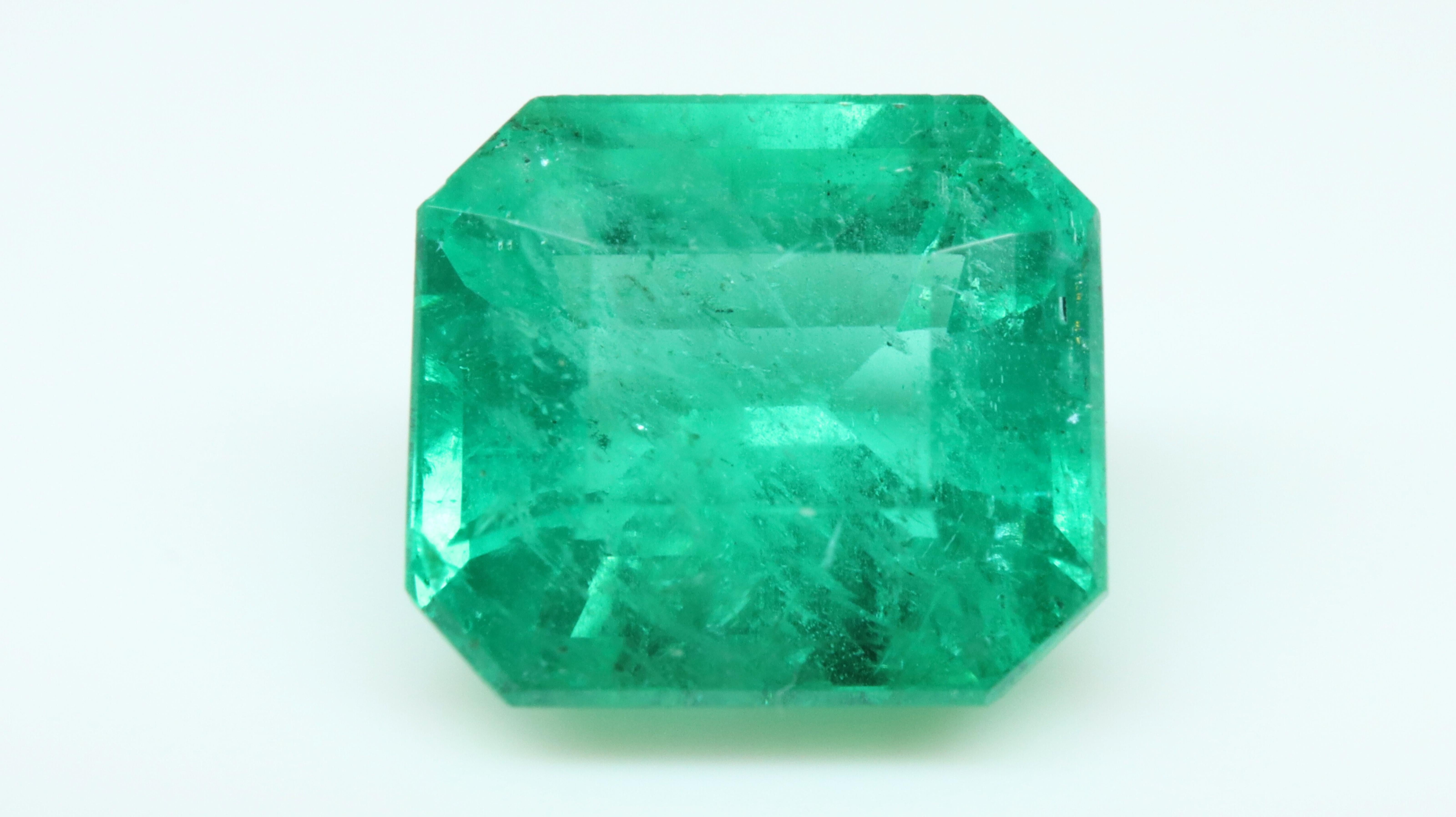 Certified Intense / Vivid Green Emerald 2.09ct 8x7 In New Condition For Sale In Antwerpen, BE