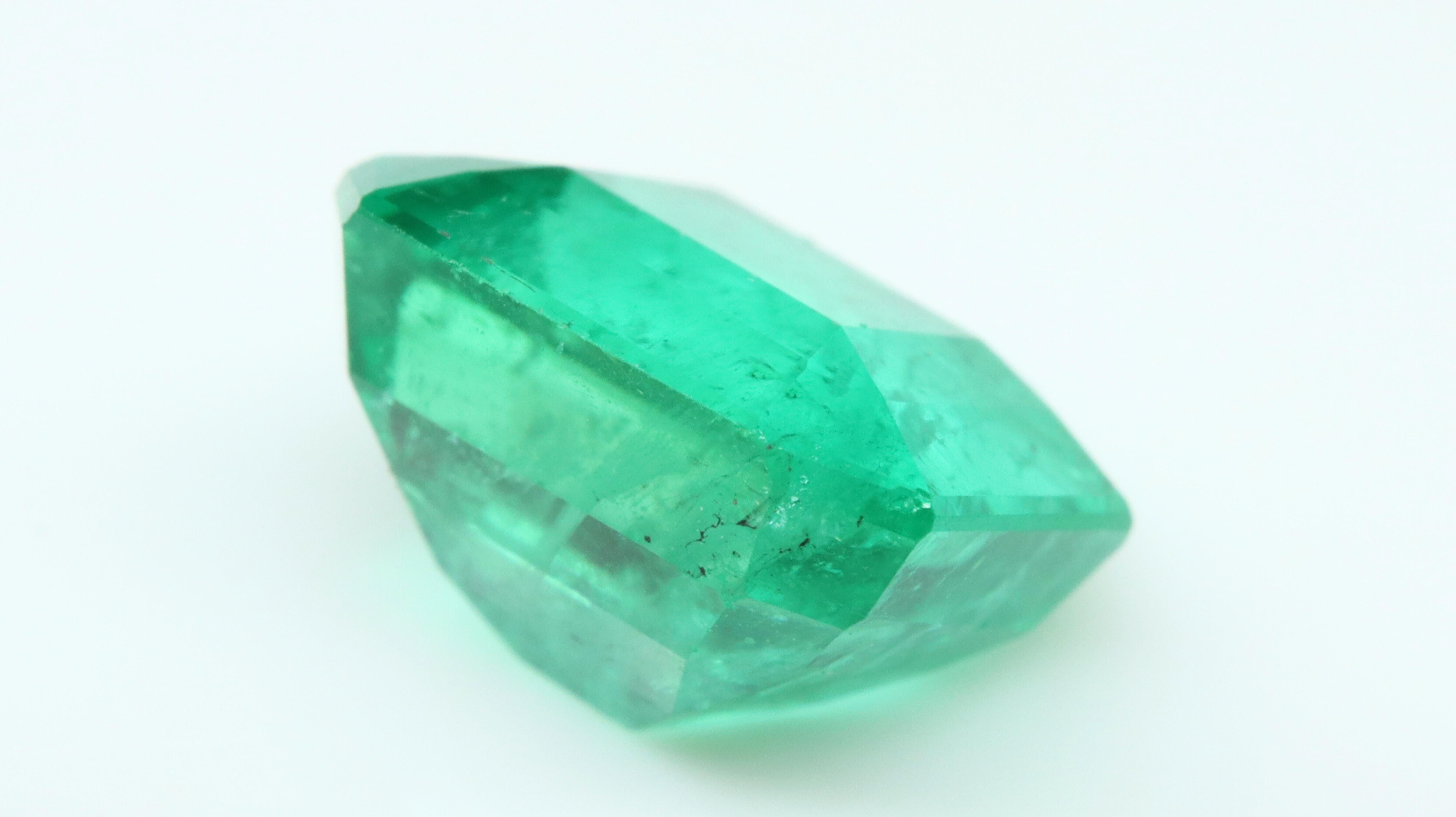 Certified Intense / Vivid Green Emerald 2.09ct 8x7 For Sale 1