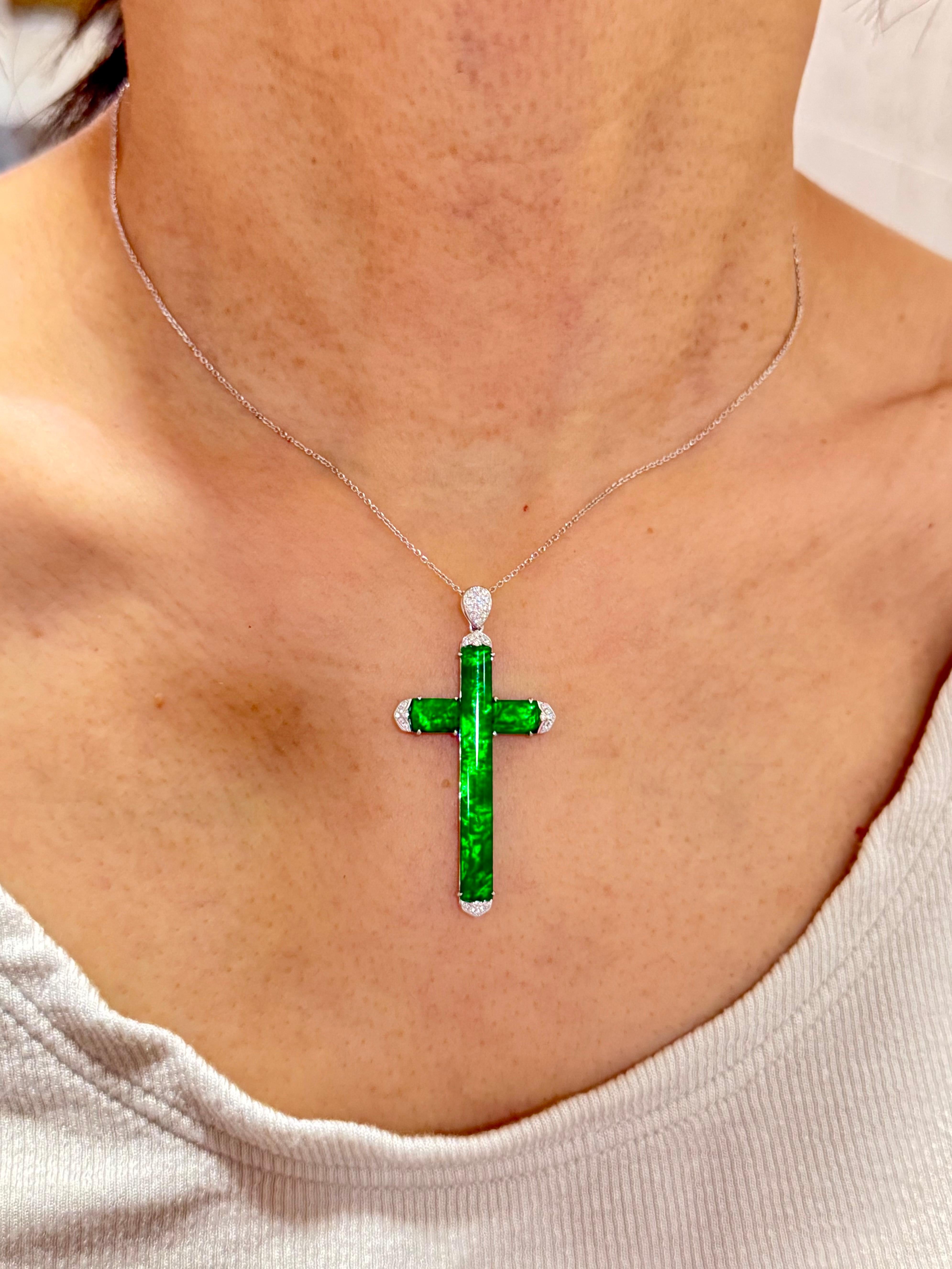 Echa un vistazo al vídeo en alta definición. ¡Este jade tiene un bello equilibrio de saturación de color y transparencia! Aquí tienes un colgante de diamantes y una cruz de jade verde manzana de brillo natural. Está certificado como natural, sin