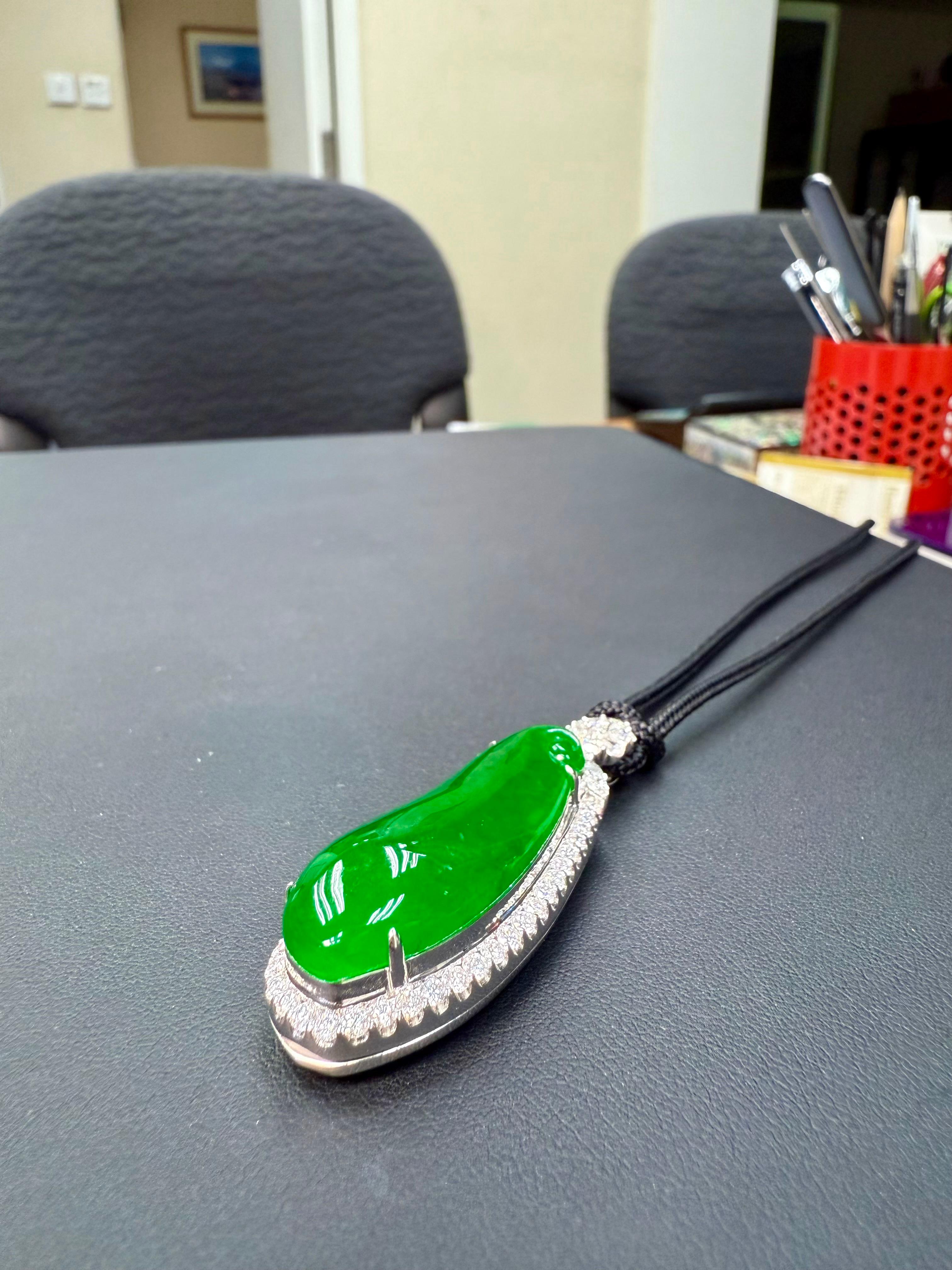 Colgante de jade certificado y diamantes. Color Verde Imperial y Sustancial. en venta 1