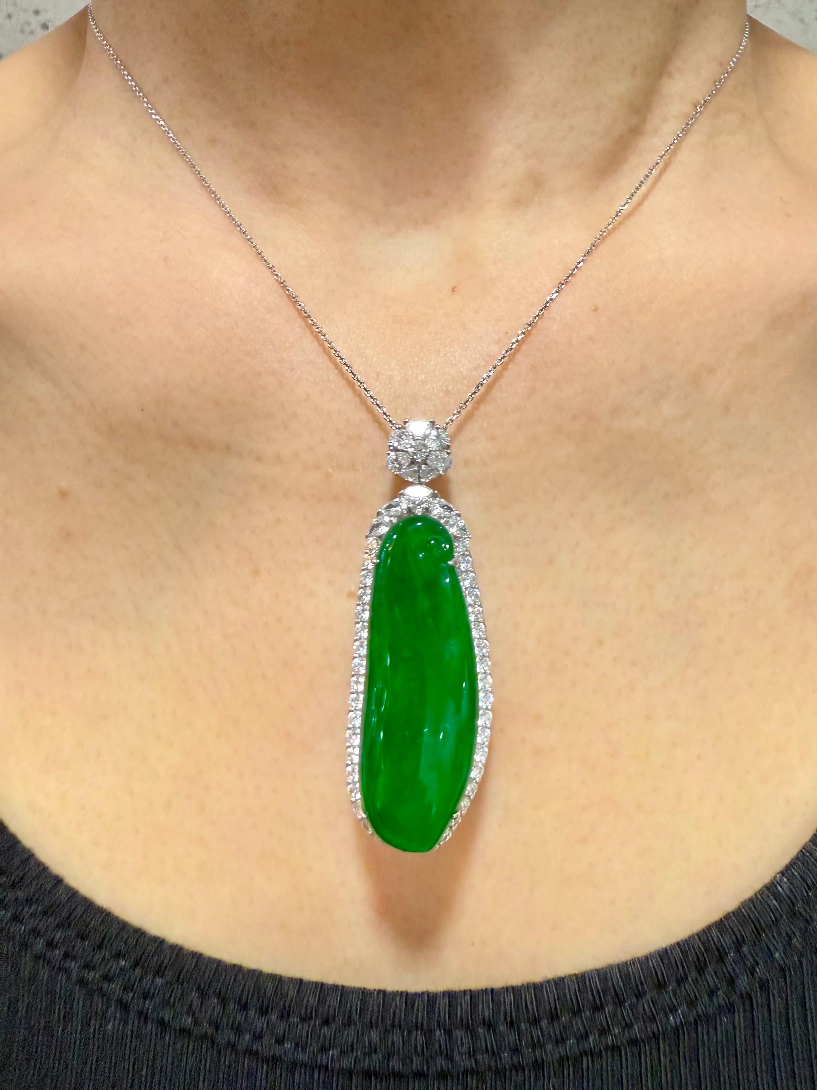 ¡Eche un vistazo al vídeo en alta definición! He aquí un raro colgante de Jade verde imperial y diamantes. Está certificado por 2 laboratorios. El colgante está engastado en oro blanco de 18 quilates y diamantes. Este jade no sólo tiene el mejor