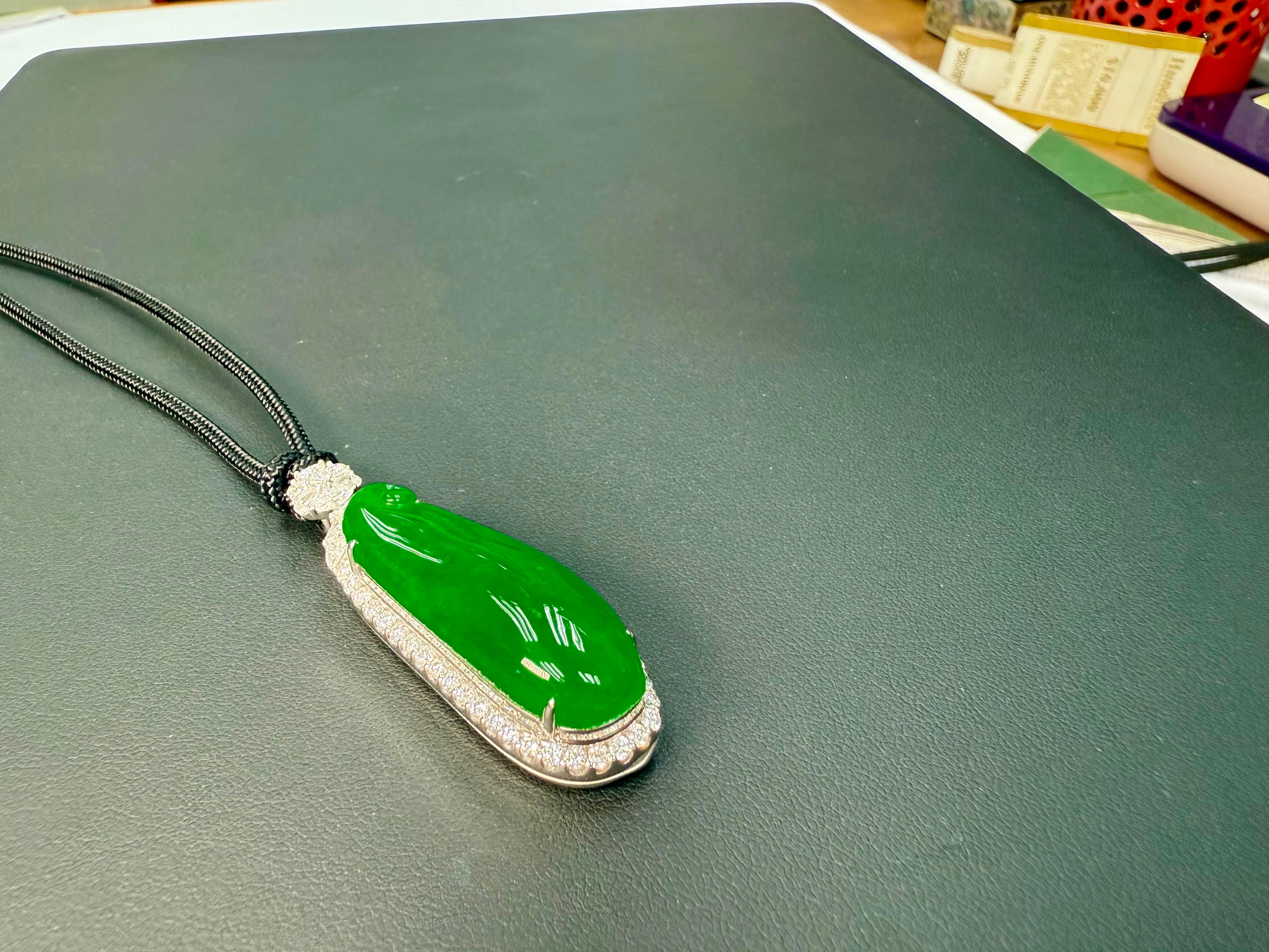 Colgante de jade certificado y diamantes. Color Verde Imperial y Sustancial. en venta 4
