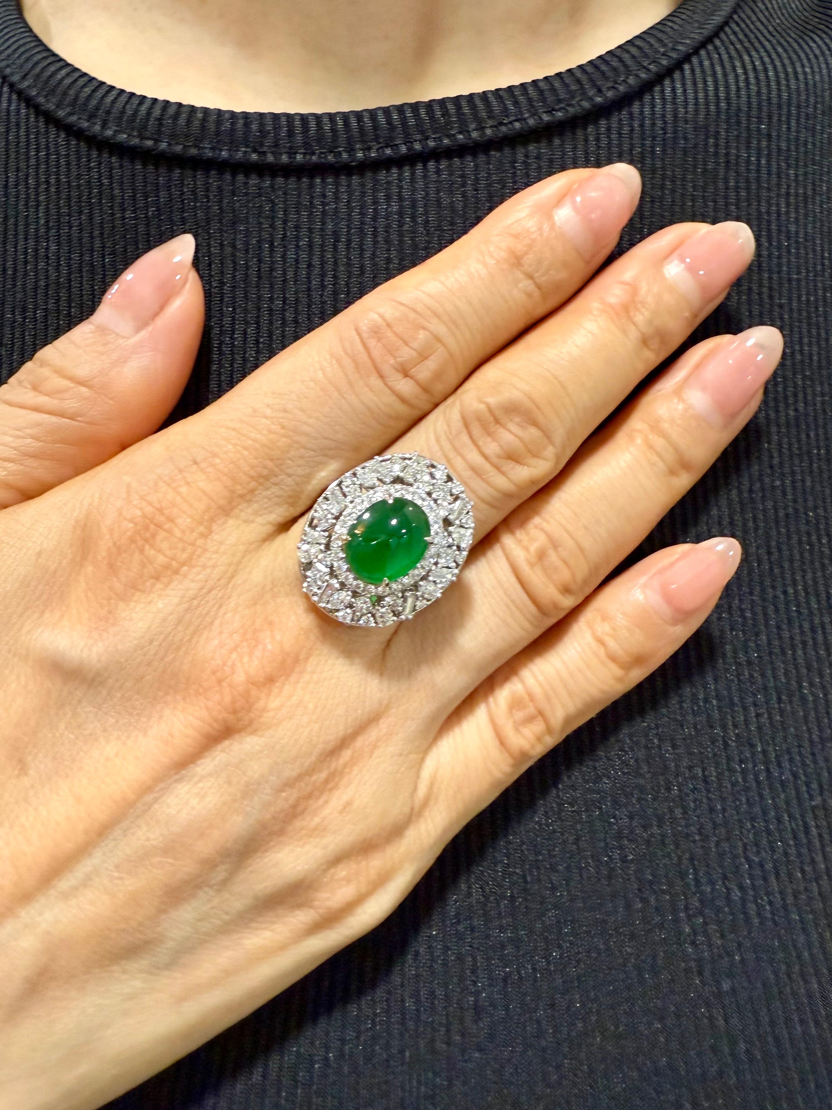 Veuillez consulter la vidéo HD. Superbe bague de cocktail utilisant les meilleurs matériaux ! L'ÉCLAT (sous une lumière normale) de ce jade est hors du commun ! Il est encore plus beau en personne que sur les vidéos ou les photos. Voici une bague en