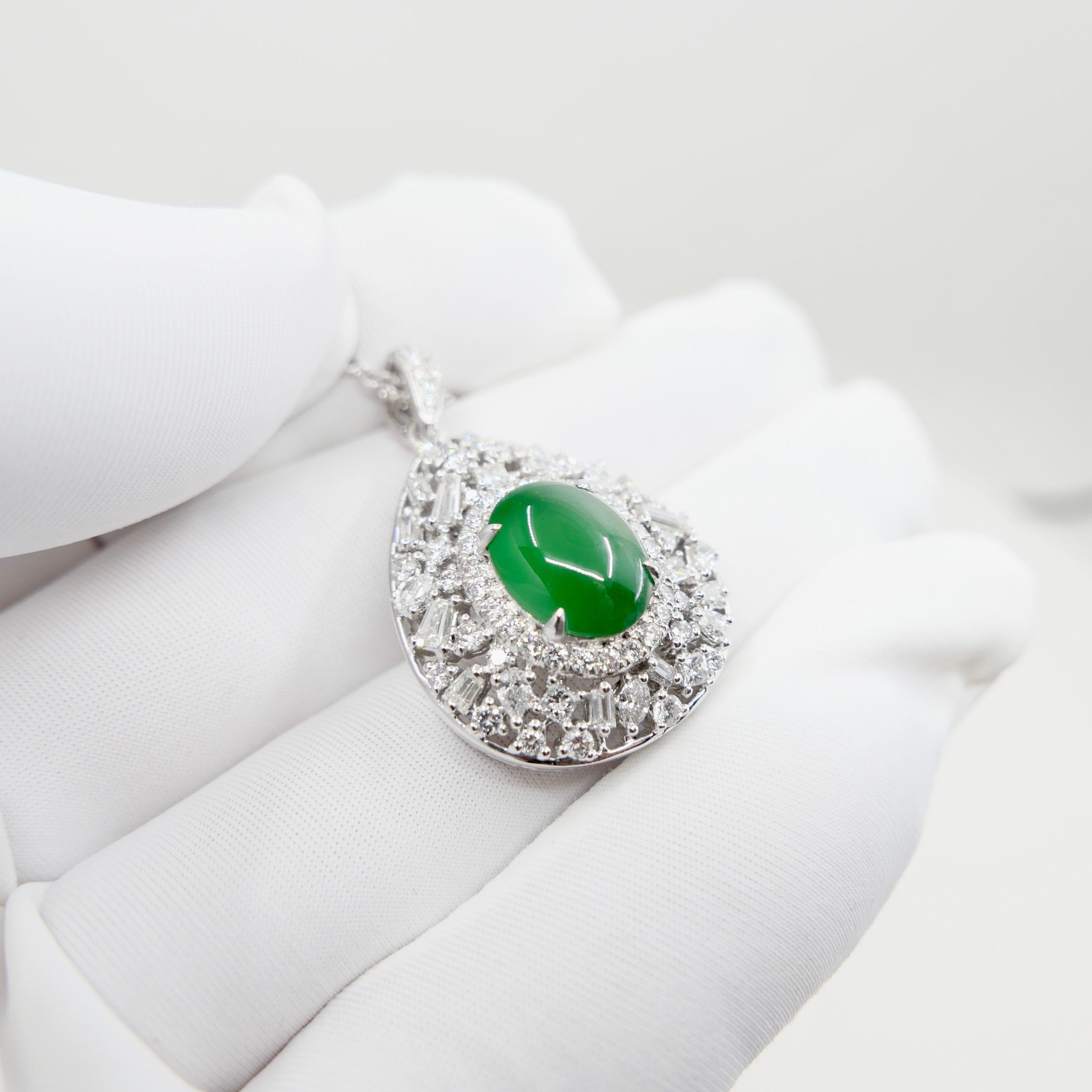 Collana con ciondolo di giada certificata con taglio fantasia. Verde imperiale con splendore supremo! in vendita 5