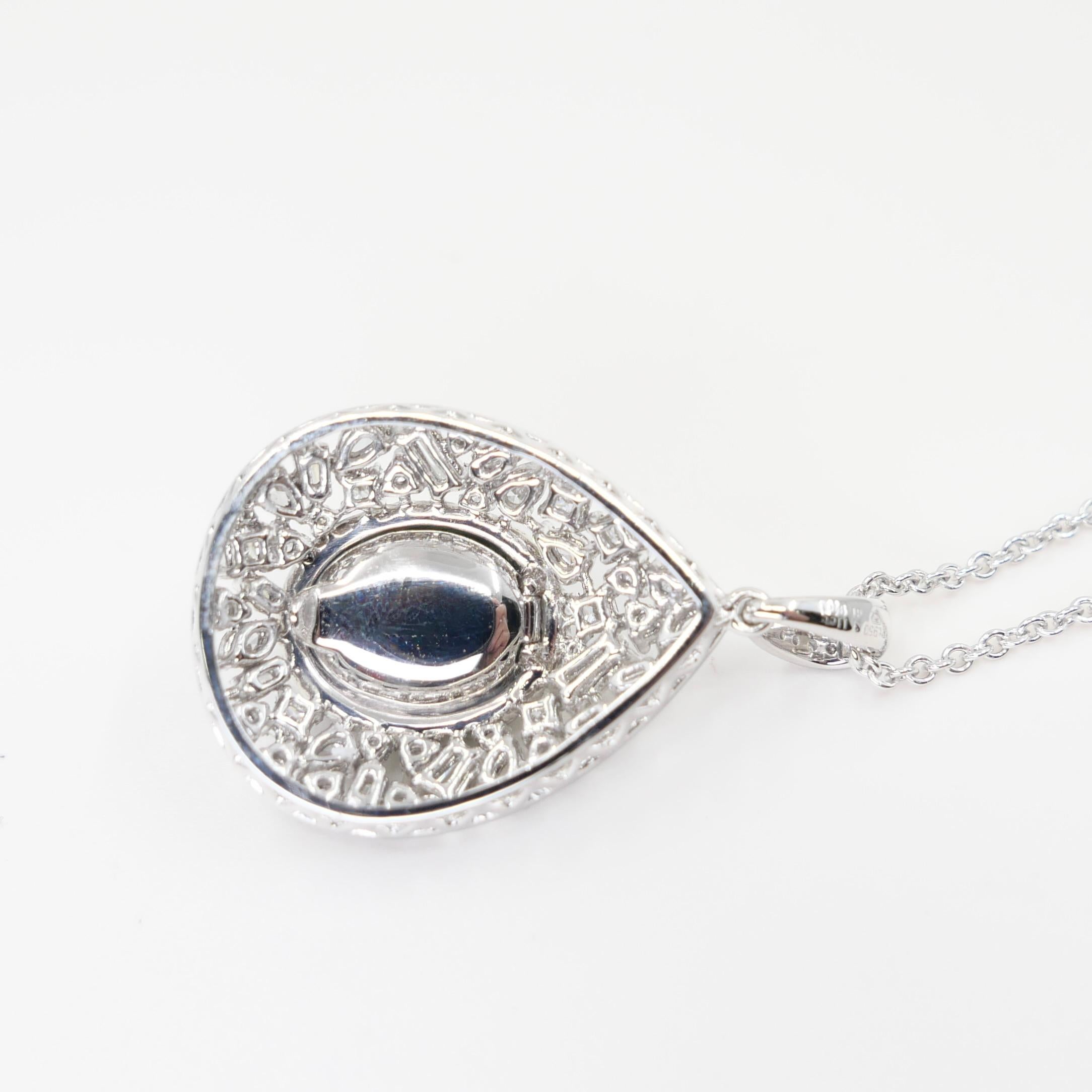 Collana con ciondolo di giada certificata con taglio fantasia. Verde imperiale con splendore supremo! in vendita 9