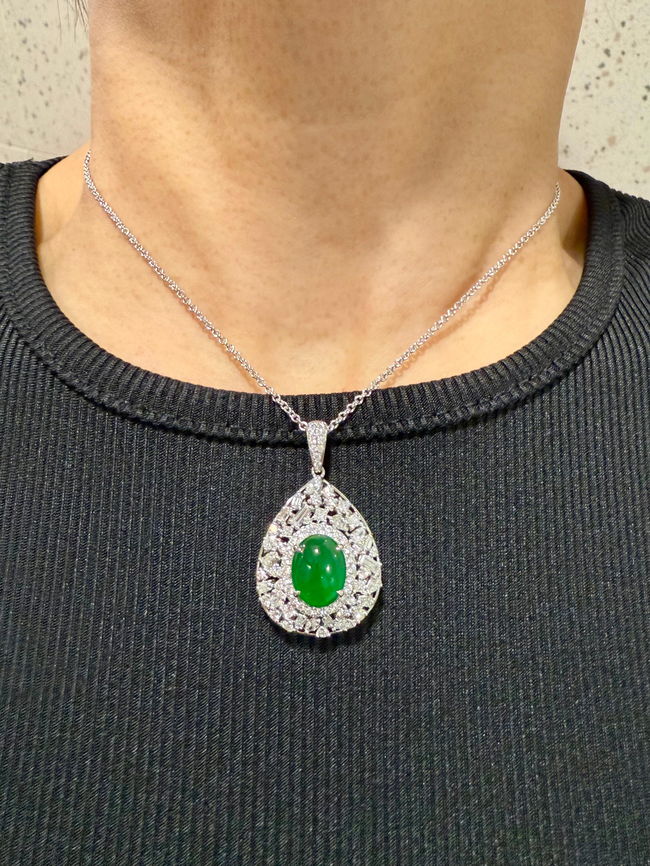 Guarda il video in HD. Superba collana con ciondolo che utilizza i migliori materiali! Il bagliore (sotto la luce normale) di questa giada è fuori dal mondo! Dal vivo è ancora più bello di qualsiasi video o foto. Ecco un brillante ciondolo di giada