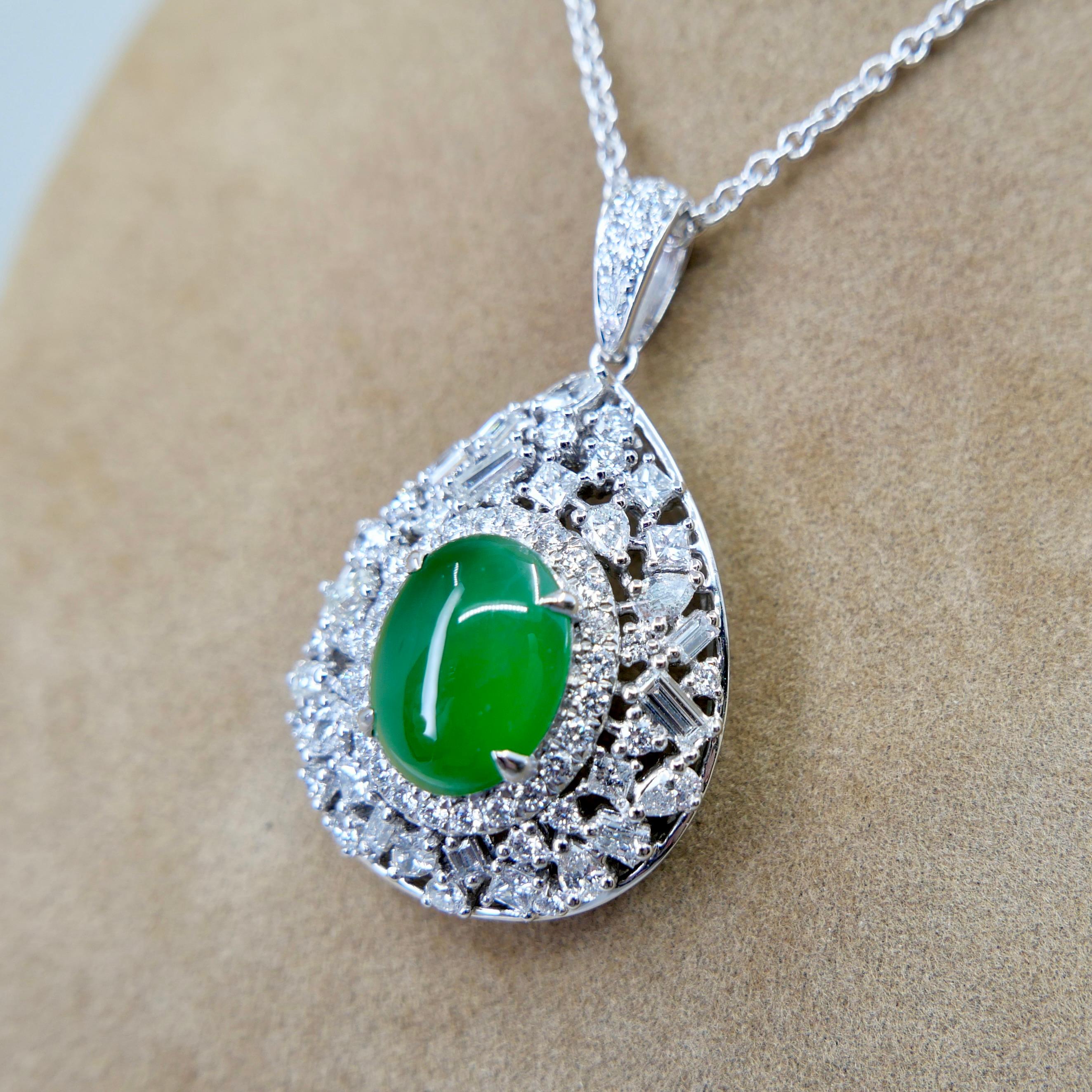 Collana con ciondolo di giada certificata con taglio fantasia. Verde imperiale con splendore supremo! In condizioni Nuovo in vendita a Hong Kong, HK