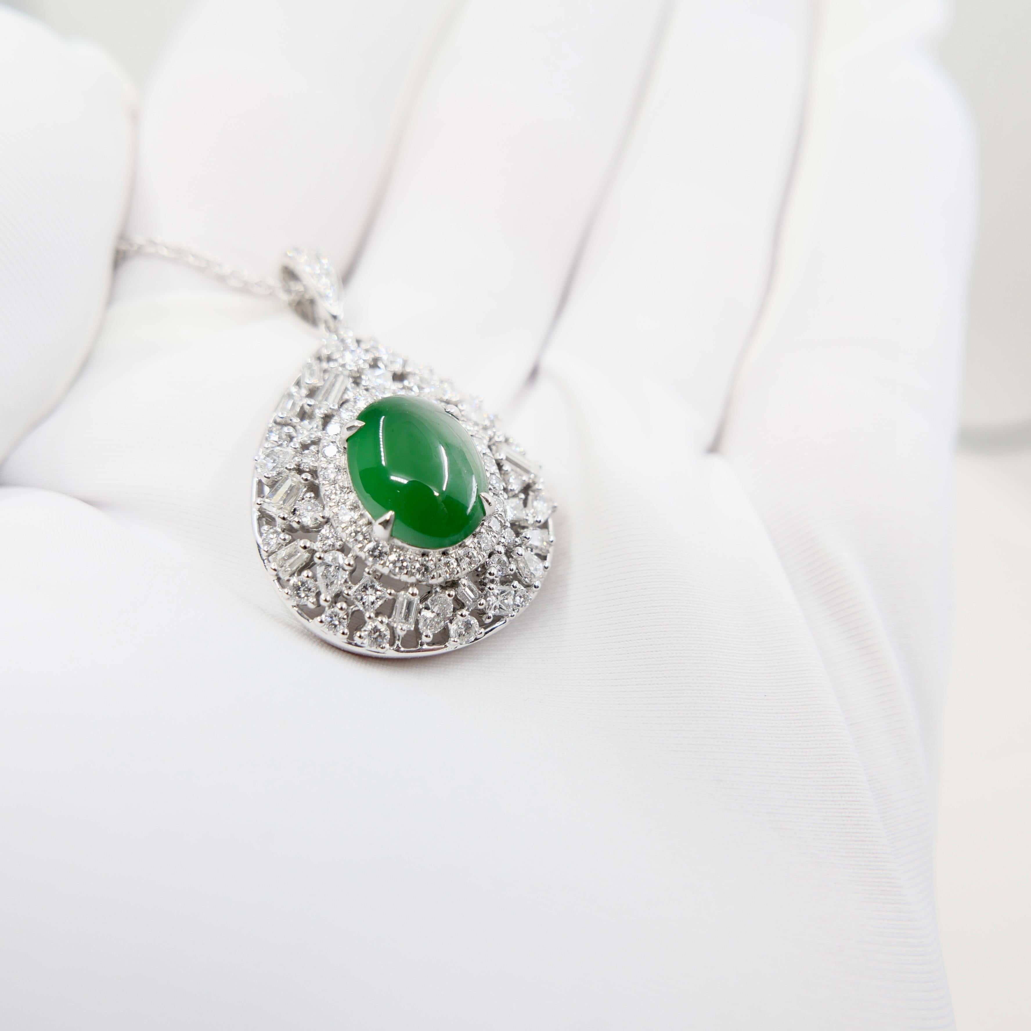 Donna Collana con ciondolo di giada certificata con taglio fantasia. Verde imperiale con splendore supremo! in vendita