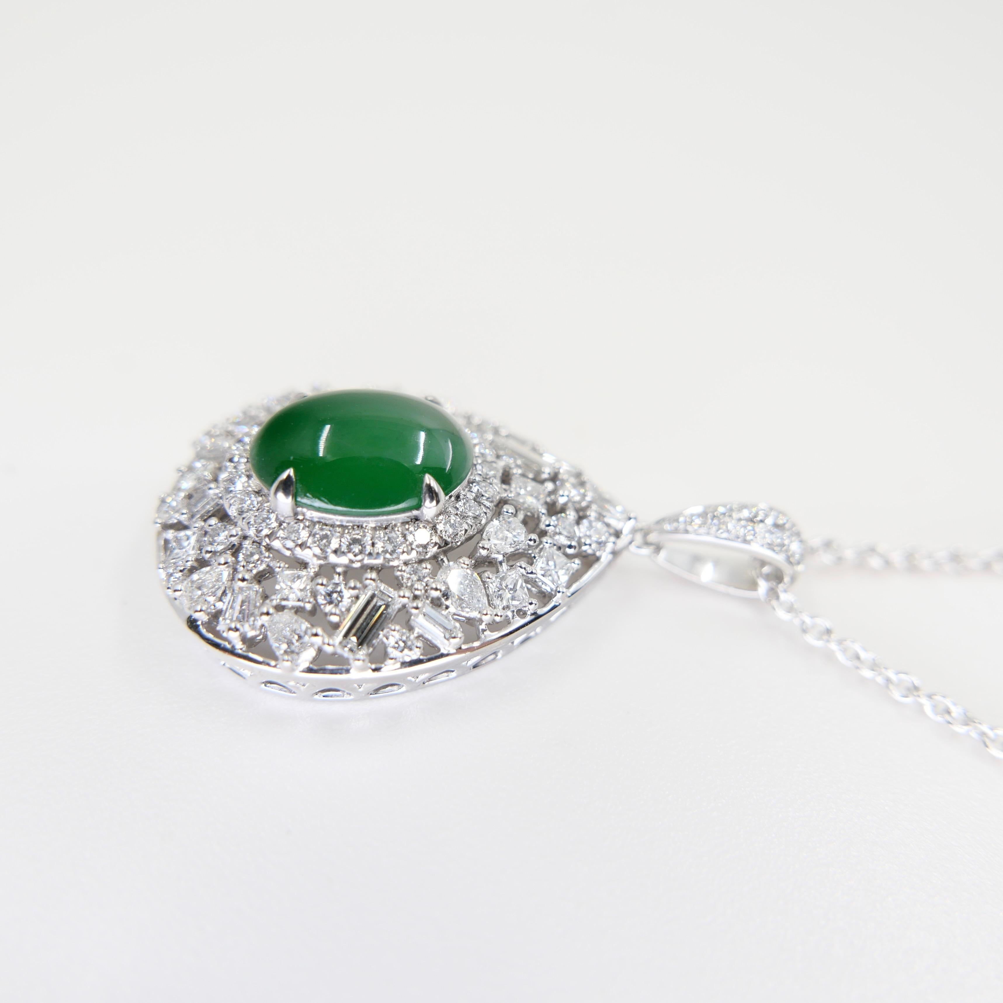 Collana con ciondolo di giada certificata con taglio fantasia. Verde imperiale con splendore supremo! in vendita 3
