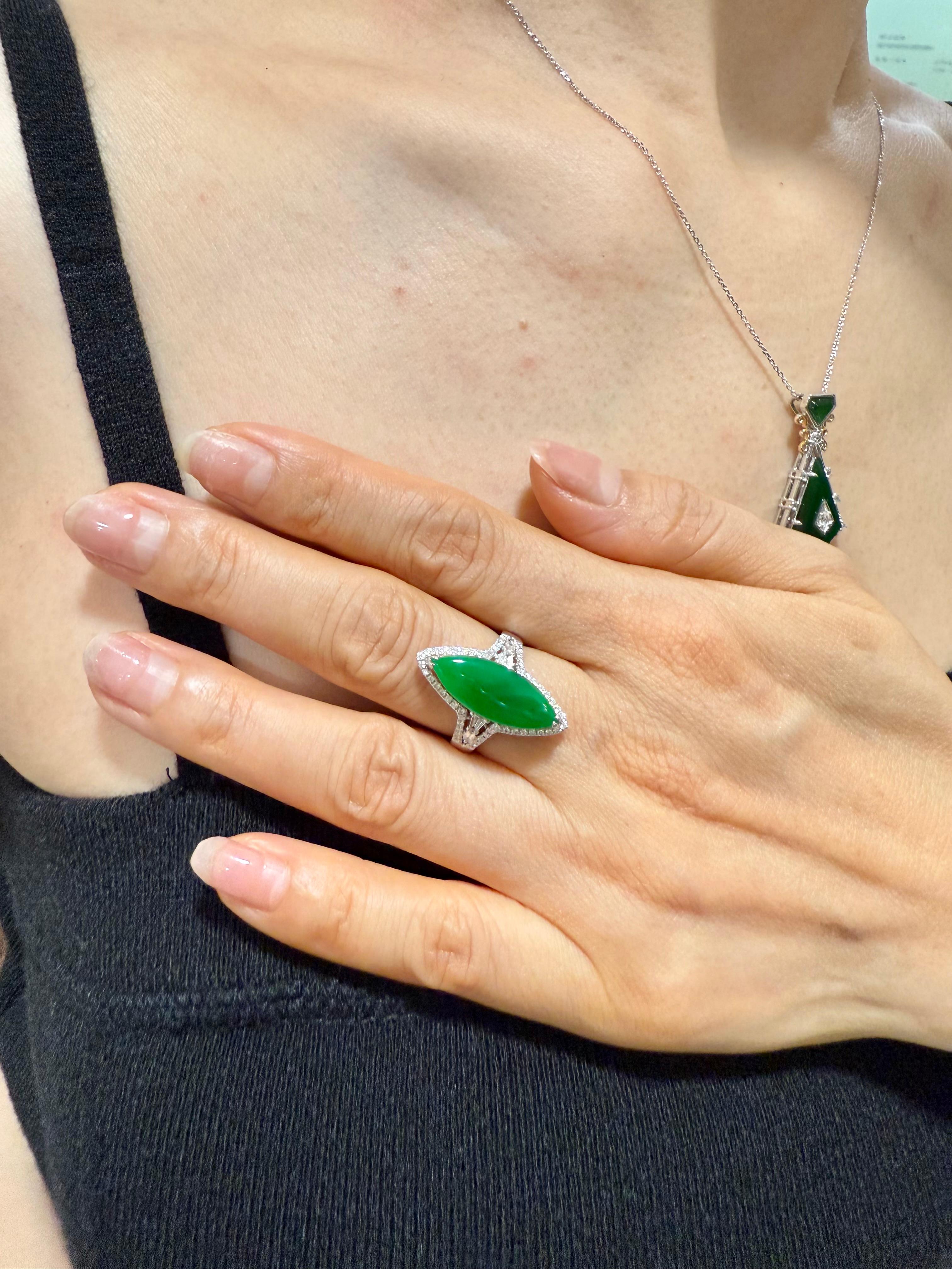 zertifizierter Jadeit Jade und Diamant Cocktail-Ring, intensiv apfelgrüne Farbe im Zustand „Neu“ im Angebot in Hong Kong, HK