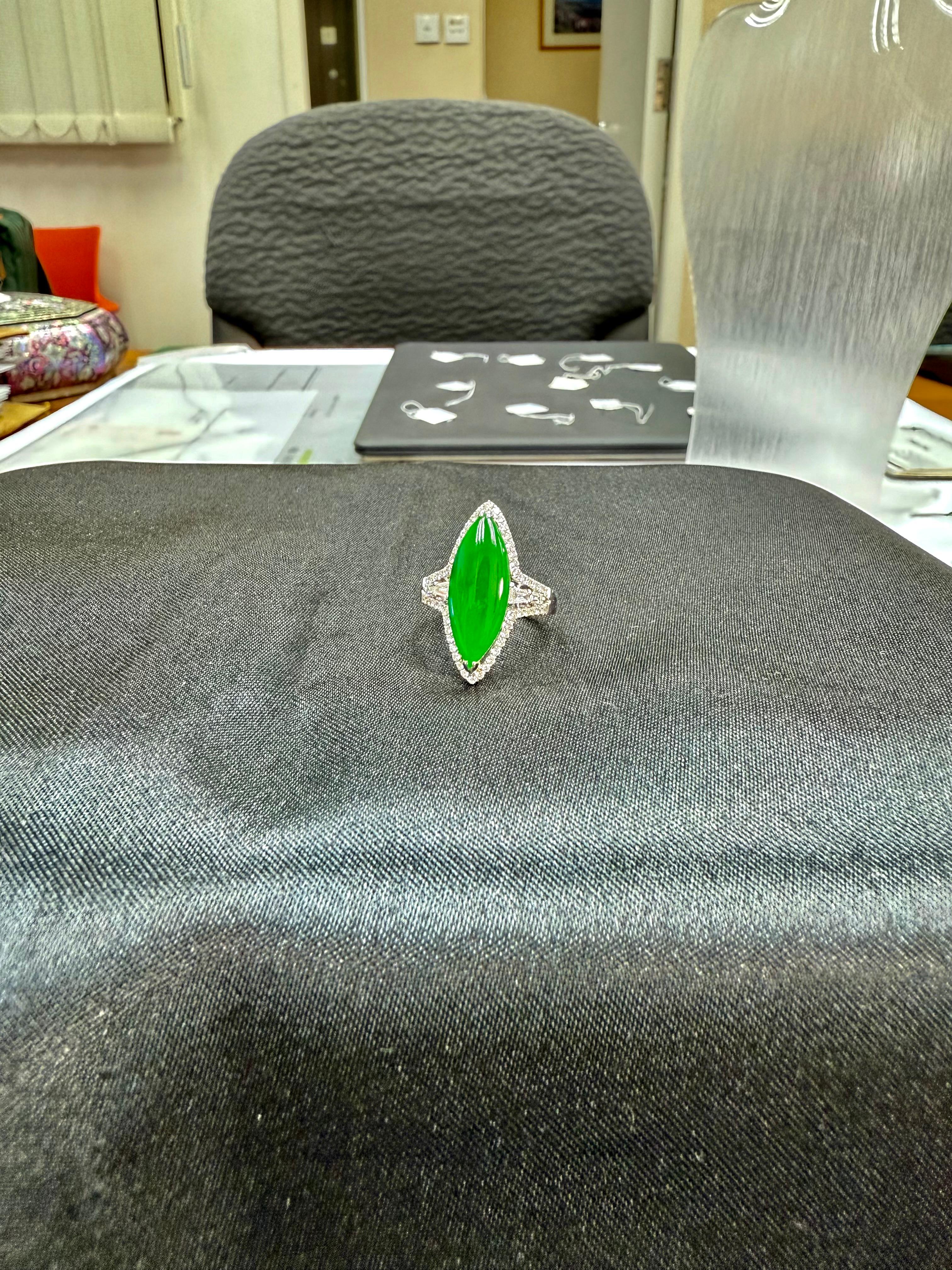 zertifizierter Jadeit Jade und Diamant Cocktail-Ring, intensiv apfelgrüne Farbe Damen im Angebot