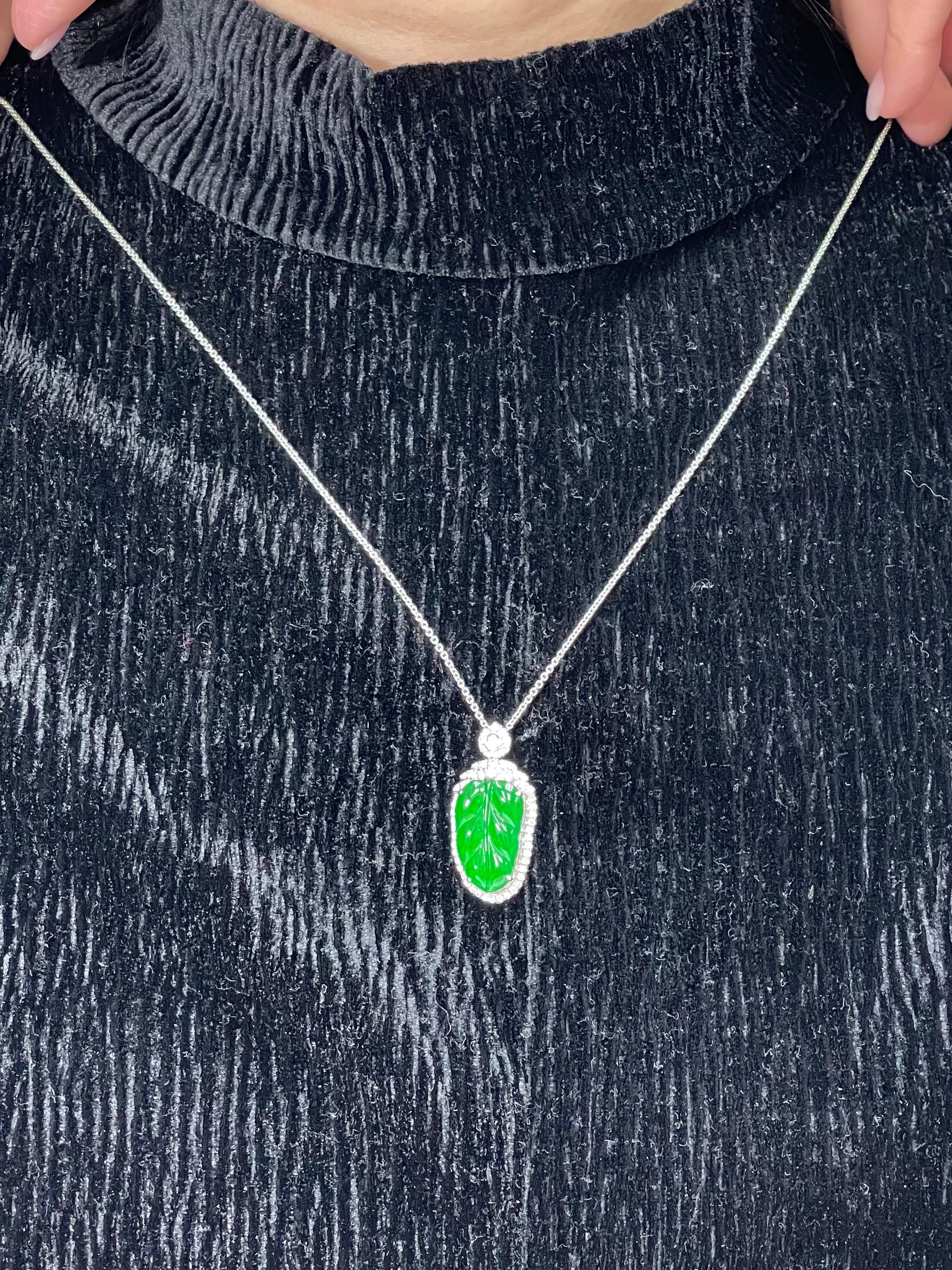 Das letzte Exemplar wurde innerhalb weniger Tage verkauft! Dies ist von zwei Labors als natürliche Jadeit-Jade zertifiziert. Der Anhänger ist in 18 Karat Weißgold gefasst. In dieser Fassung befinden sich ein geschnitztes Blattmotiv aus grüner Jade