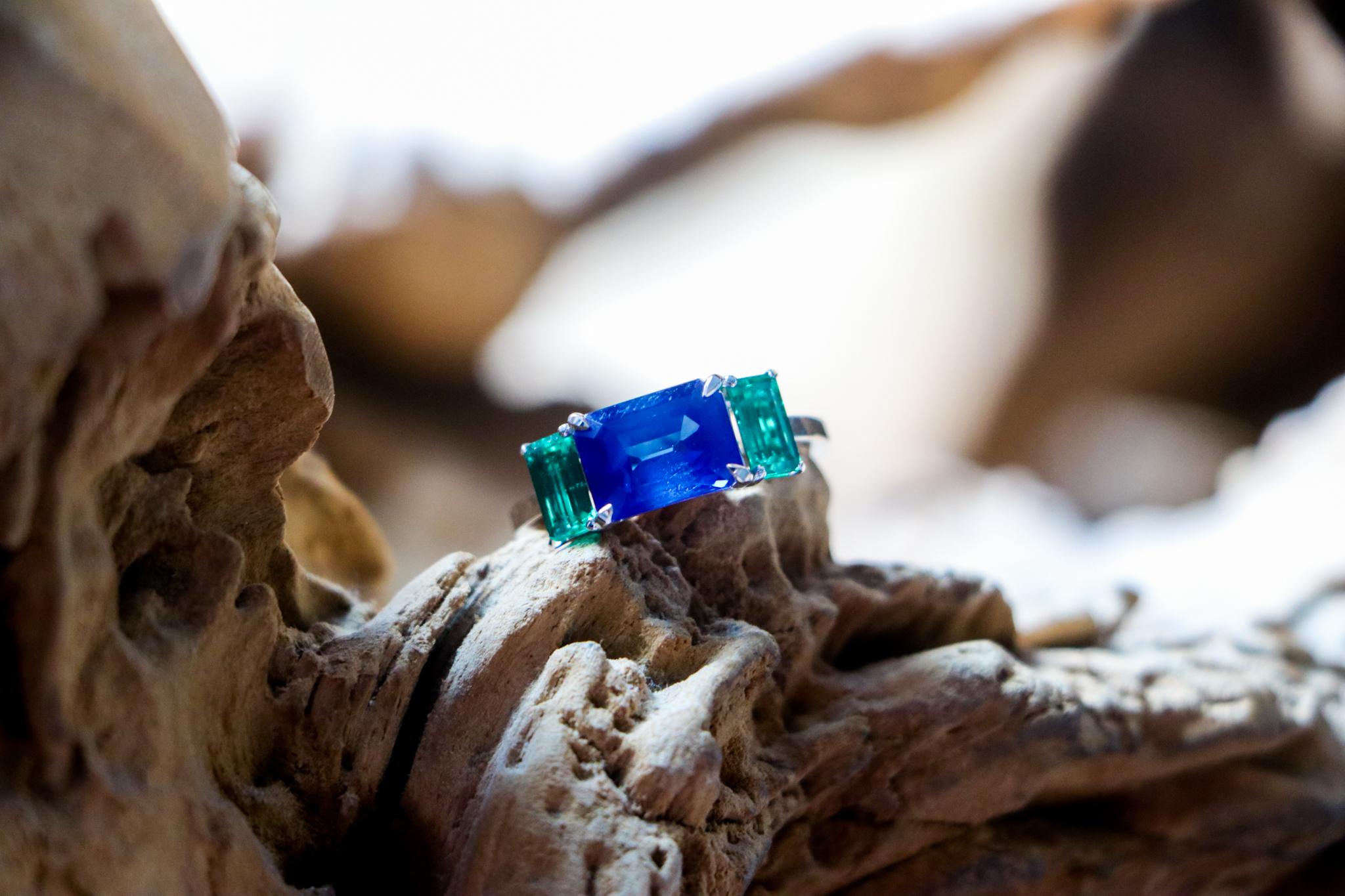 For Sale:  Certified Kashmir 4 CT. Sapphire and Columbian Emerald Cocktail Ring 2