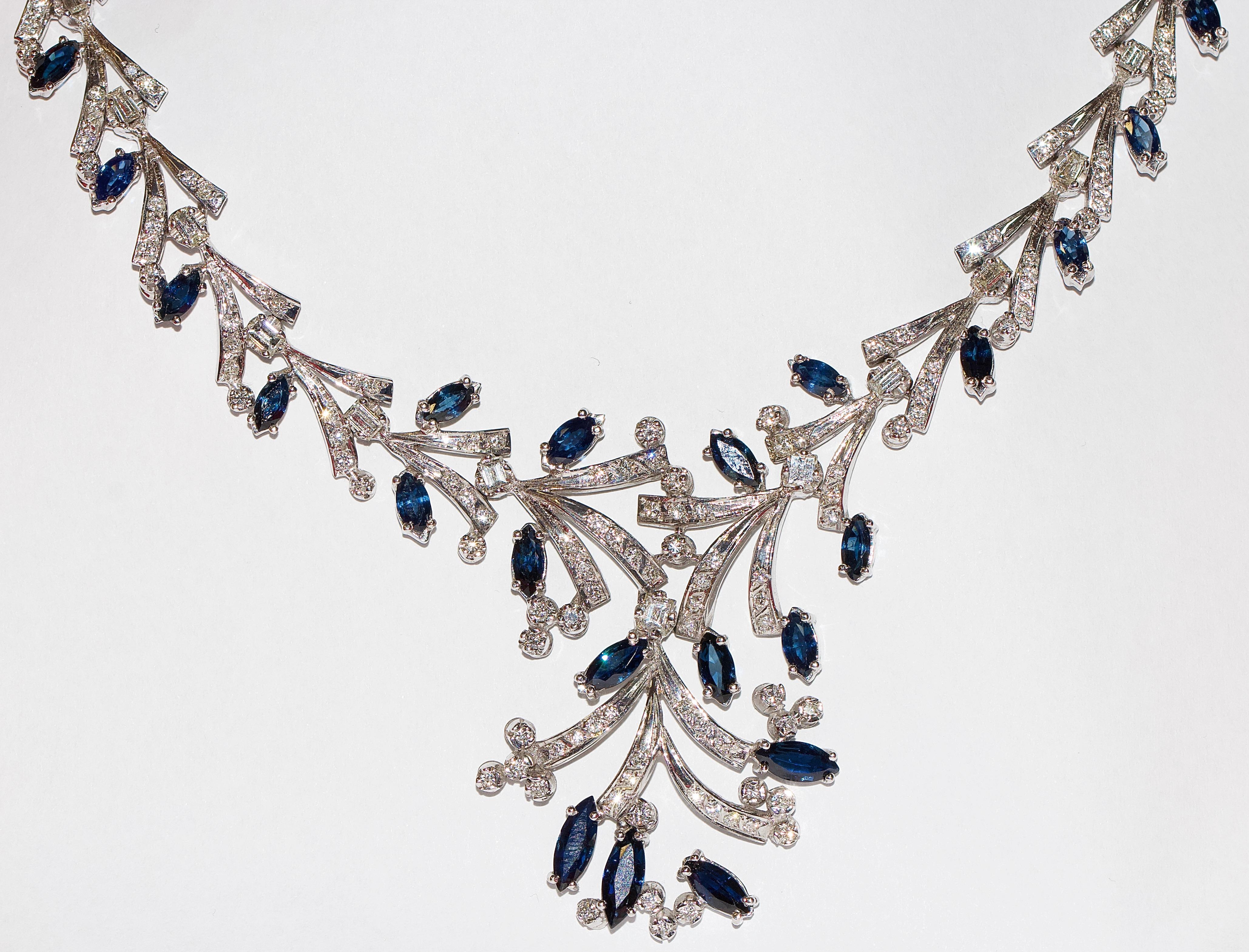 Magnifique collier pour femme certifié en or blanc 14 carats.

Le collier est serti de 265 petits diamants d'un poids total d'environ 6,6 carats.
Qualité : Wesselton à Top Wesselton, VVS à VS.

En outre, elle est sertie de 36 diamants de taille