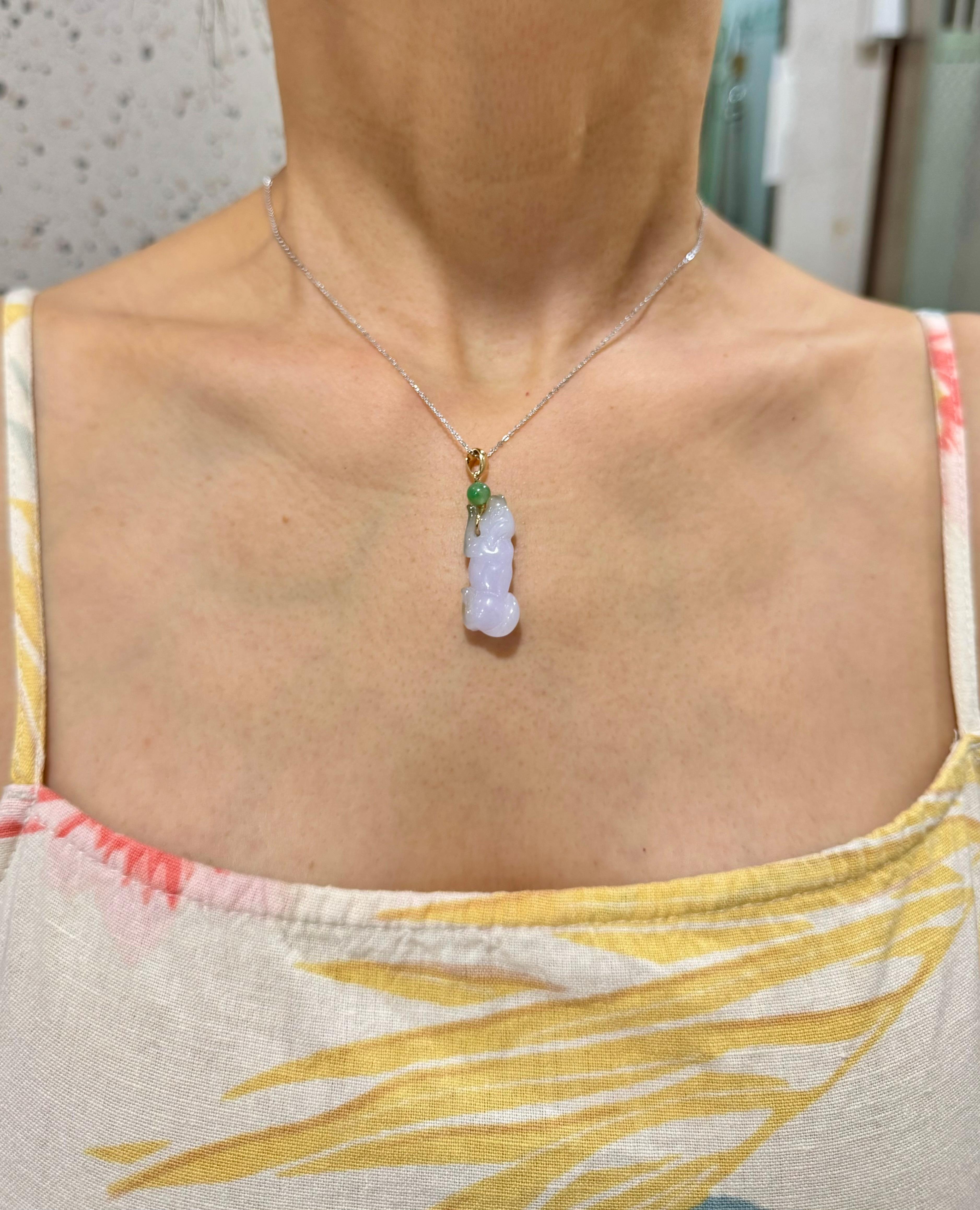 Bitte sehen Sie sich das HD-Video an. Natürliche lavendelfarbene Jade mit dieser Dicke (7,25 mm) ist selten! Dies ist eine zertifizierte natürliche Jadeit-Jade ohne jegliche Behandlung. Diese Jade Hund Anhänger hat eine sehr schöne helle blass