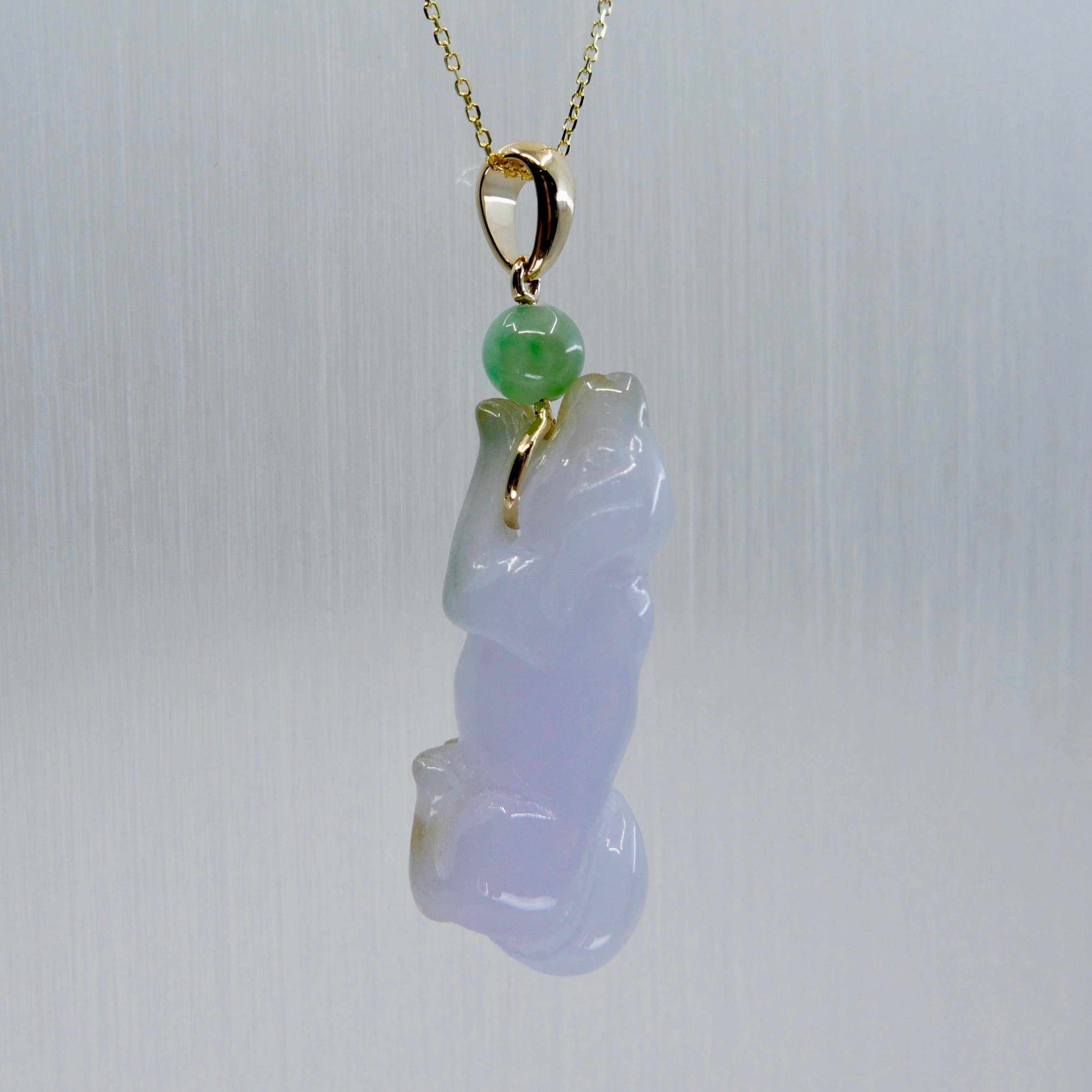 Zertifizierter 30 mm x 12 mm Doggy-Anhänger aus lavendelfarbener Jade. Glückshund-Anhänger! (Rohschliff) im Angebot