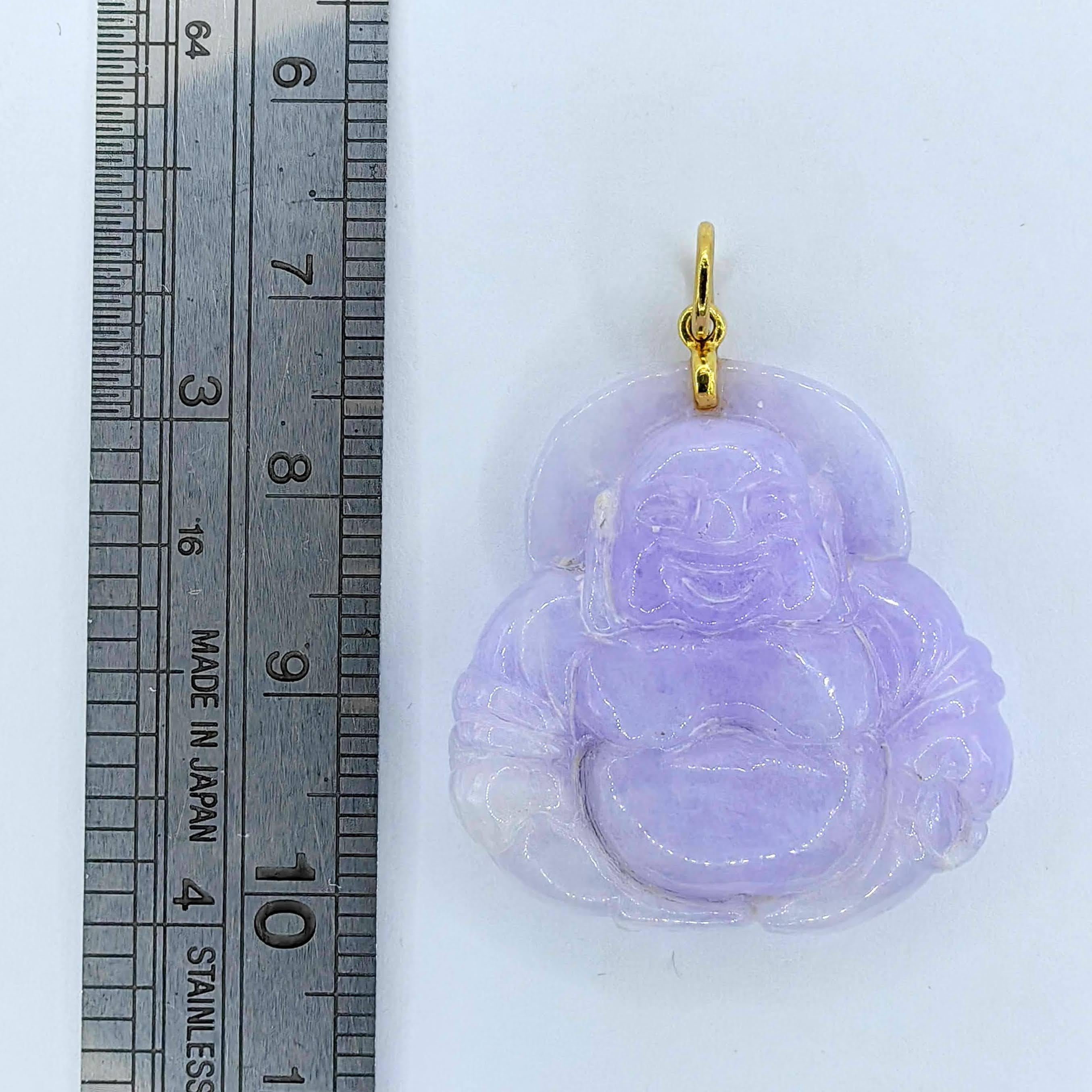Certified Lavender Jadeite Jade Laughing Buddha Carved Pendant 18K Yellow Gold en vente 1
