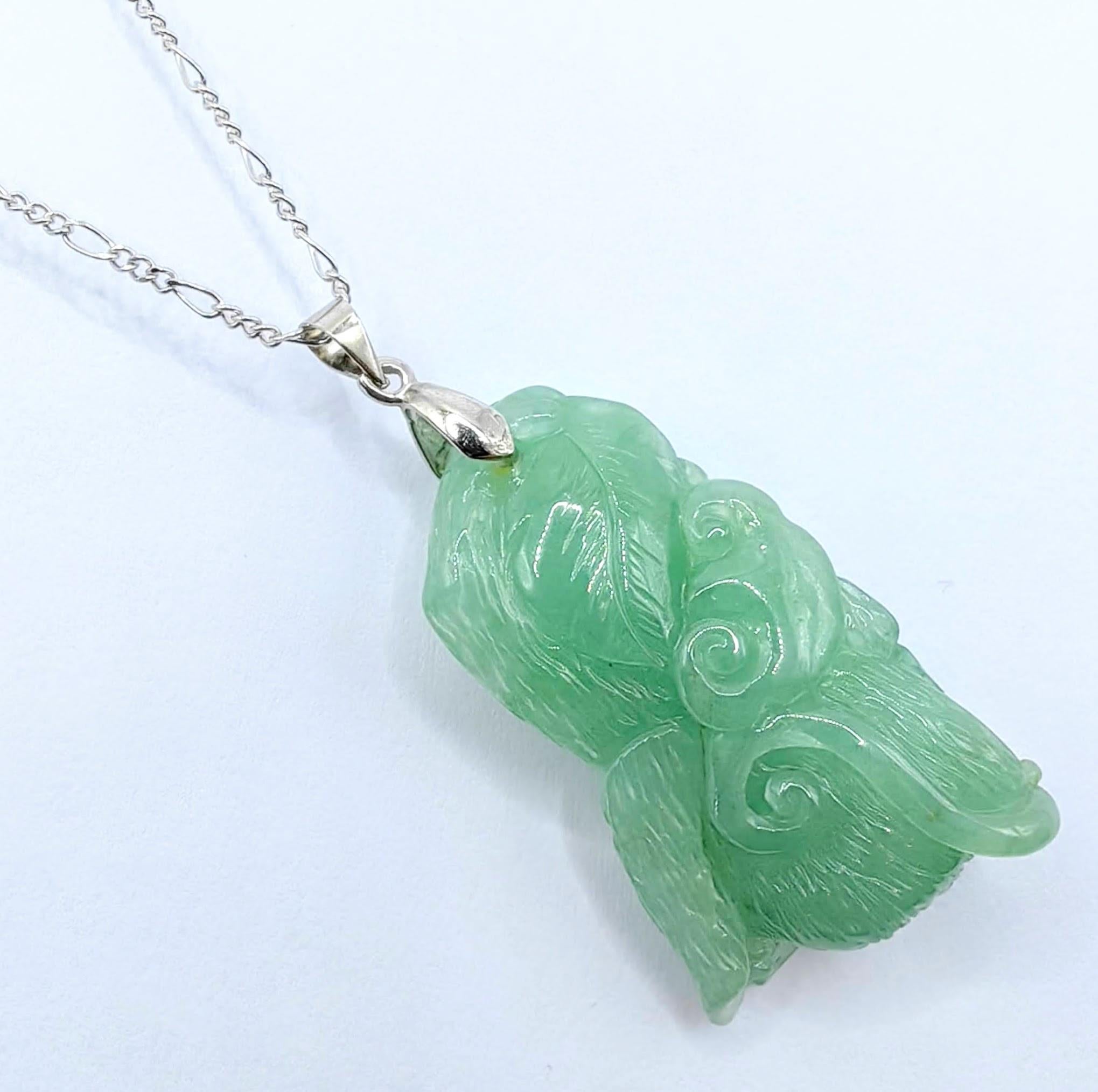 Contemporain Pendentif en or blanc 18 carats, singe de la longévité certifié avec jade en jadéite pêche en vente