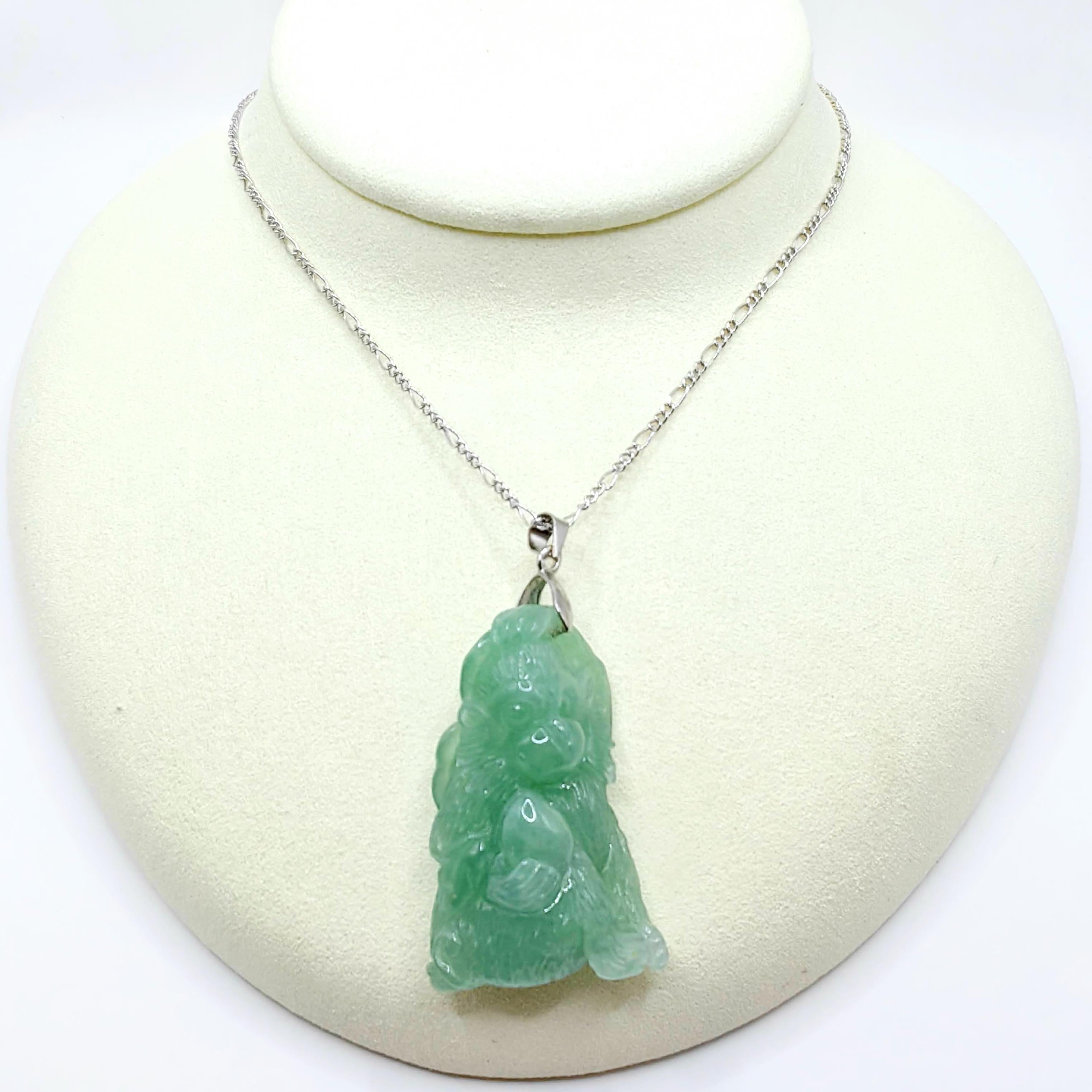 Taille mixte Pendentif en or blanc 18 carats, singe de la longévité certifié avec jade en jadéite pêche en vente