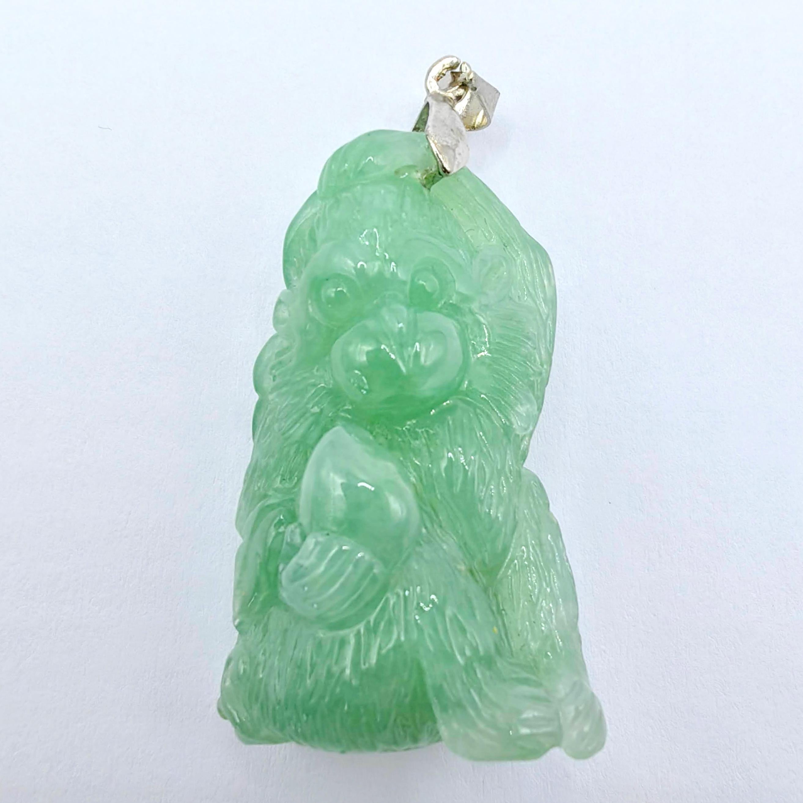 Pendentif en or blanc 18 carats, singe de la longévité certifié avec jade en jadéite pêche Neuf - En vente à Wan Chai District, HK