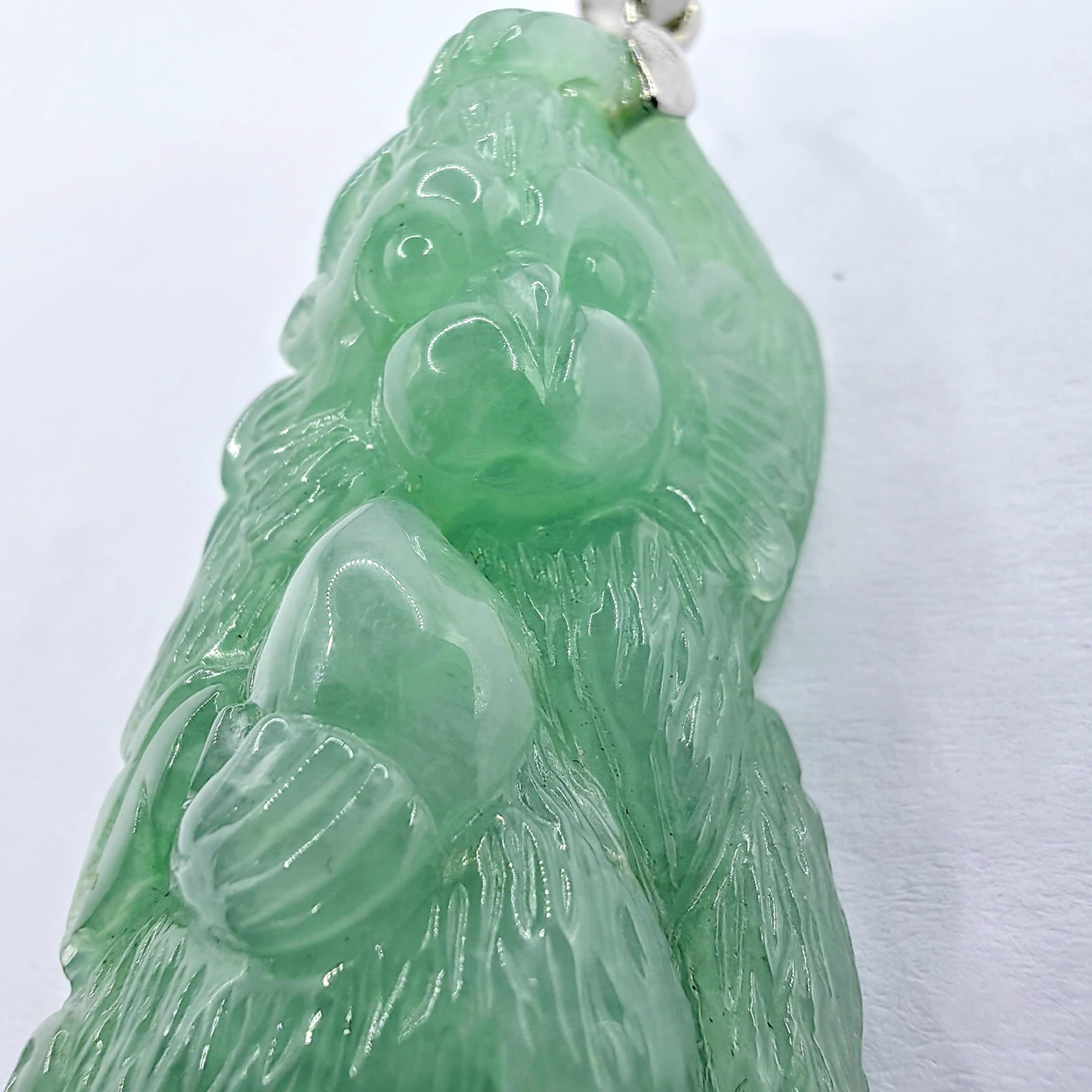 Pendentif en or blanc 18 carats, singe de la longévité certifié avec jade en jadéite pêche Unisexe en vente