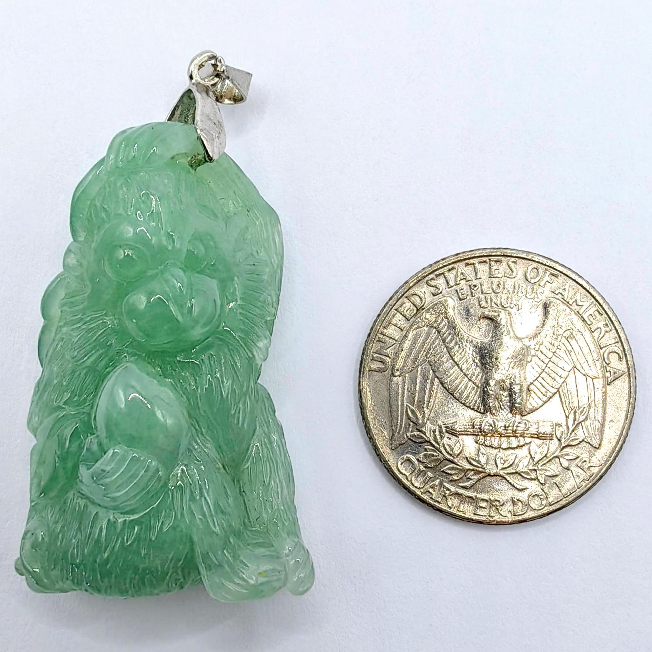 Pendentif en or blanc 18 carats, singe de la longévité certifié avec jade en jadéite pêche en vente 5