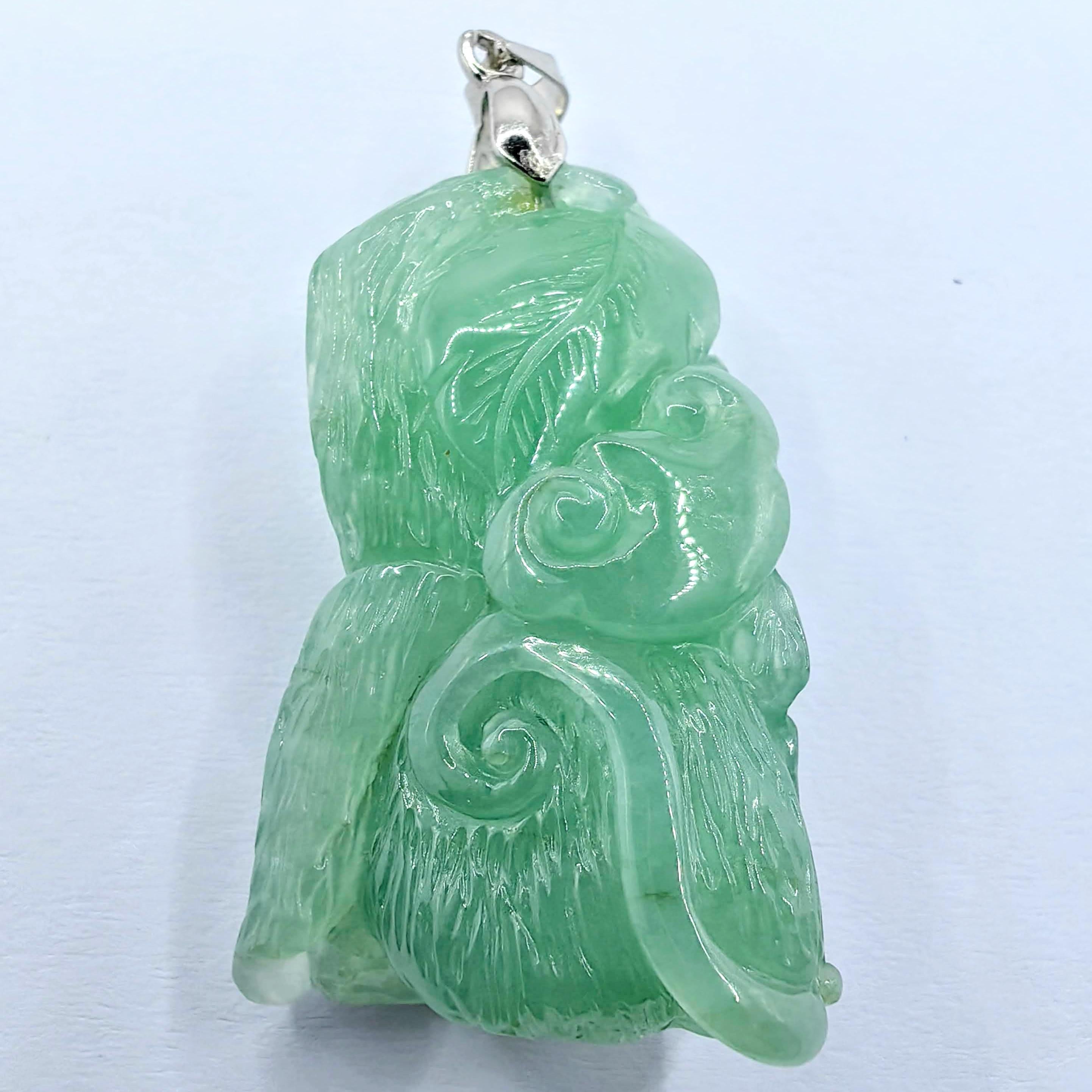 Pendentif en or blanc 18 carats, singe de la longévité certifié avec jade en jadéite pêche en vente 1