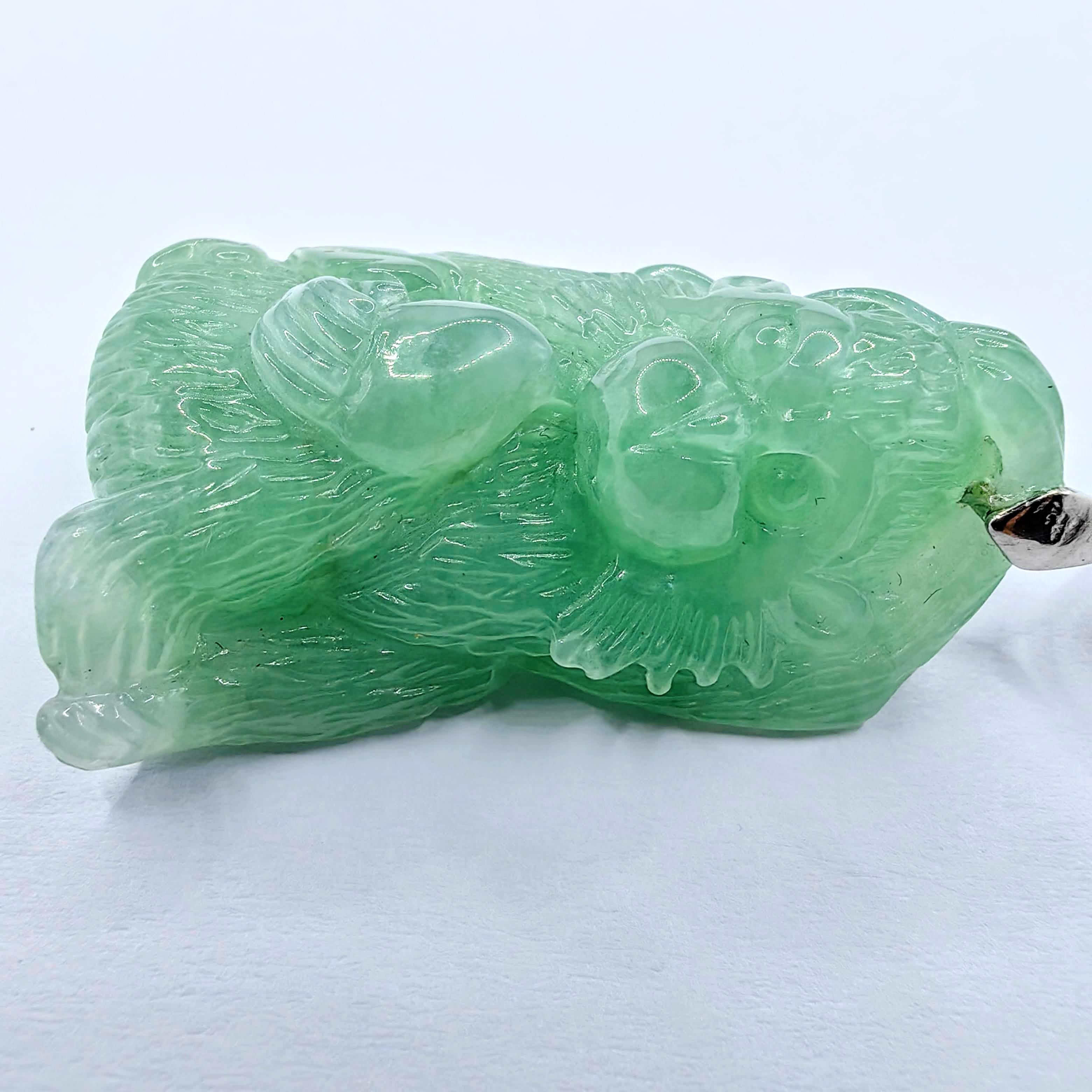 Pendentif en or blanc 18 carats, singe de la longévité certifié avec jade en jadéite pêche en vente 3