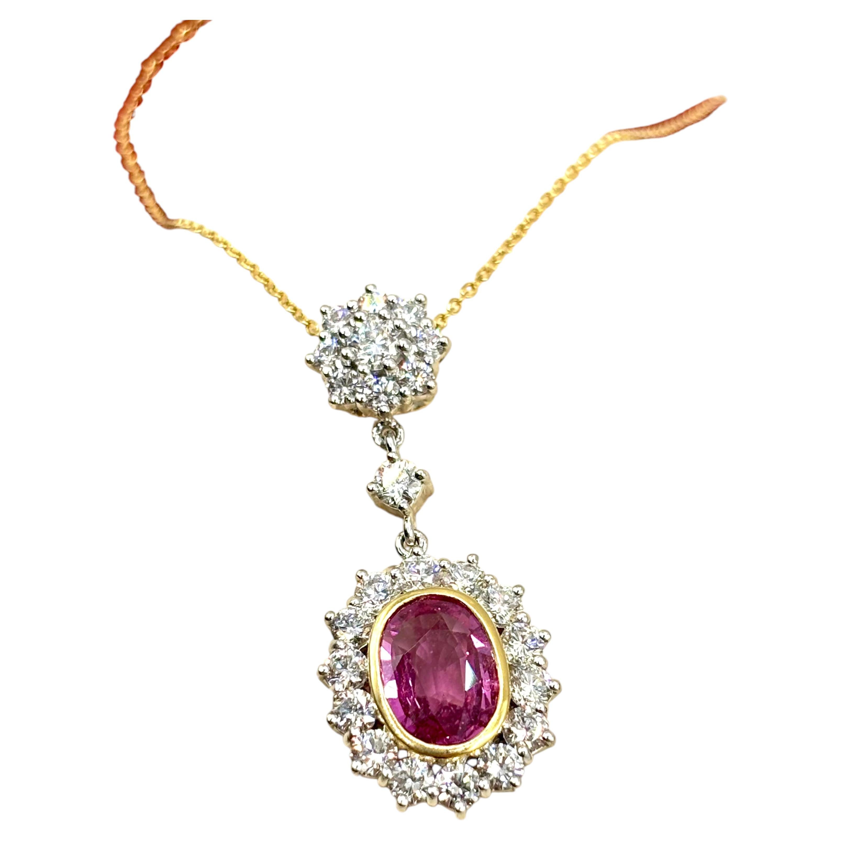 Collana con pendente in oro 18 carati con zaffiro rosa certificato del Madagascar e grappolo di diamanti in vendita