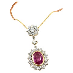Halskette mit Anhänger aus zertifiziertem madagassischem rosa Saphir und Diamantcluster, 18 Karat Gold
