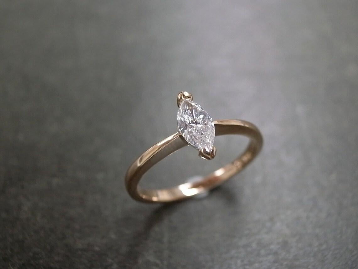 En vente :  Bague de fiançailles solitaire en or rose 18 carats avec diamant de forme marquise certifié 3