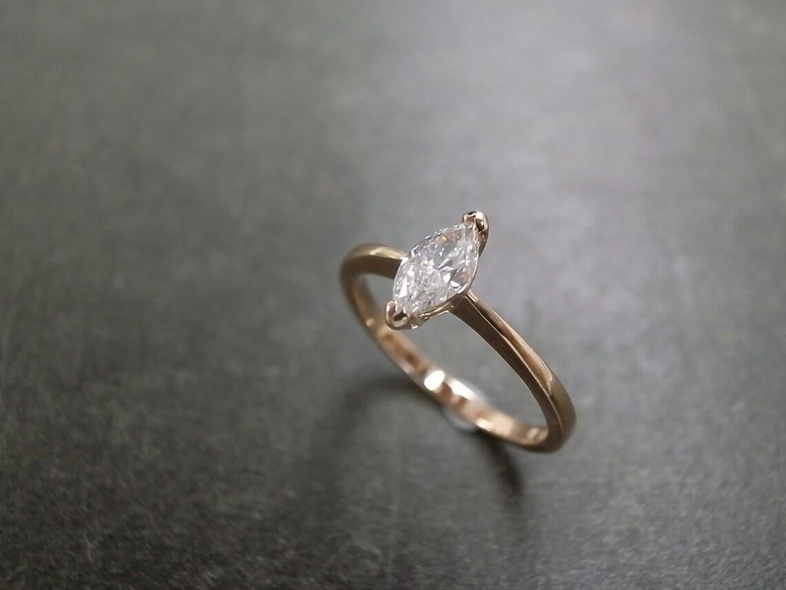 En vente :  Bague de fiançailles solitaire en or rose 18 carats avec diamant de forme marquise certifié 4