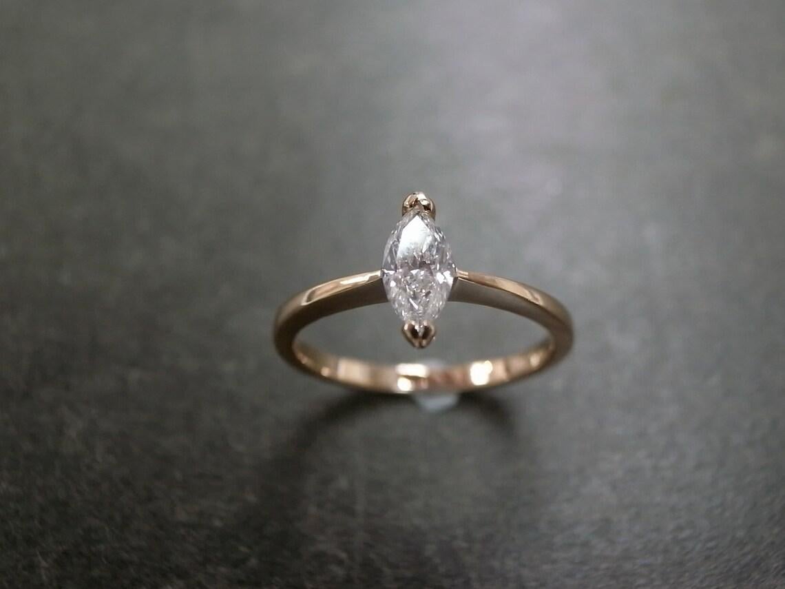 En vente :  Bague de fiançailles solitaire en or rose 18 carats avec diamant de forme marquise certifié 7