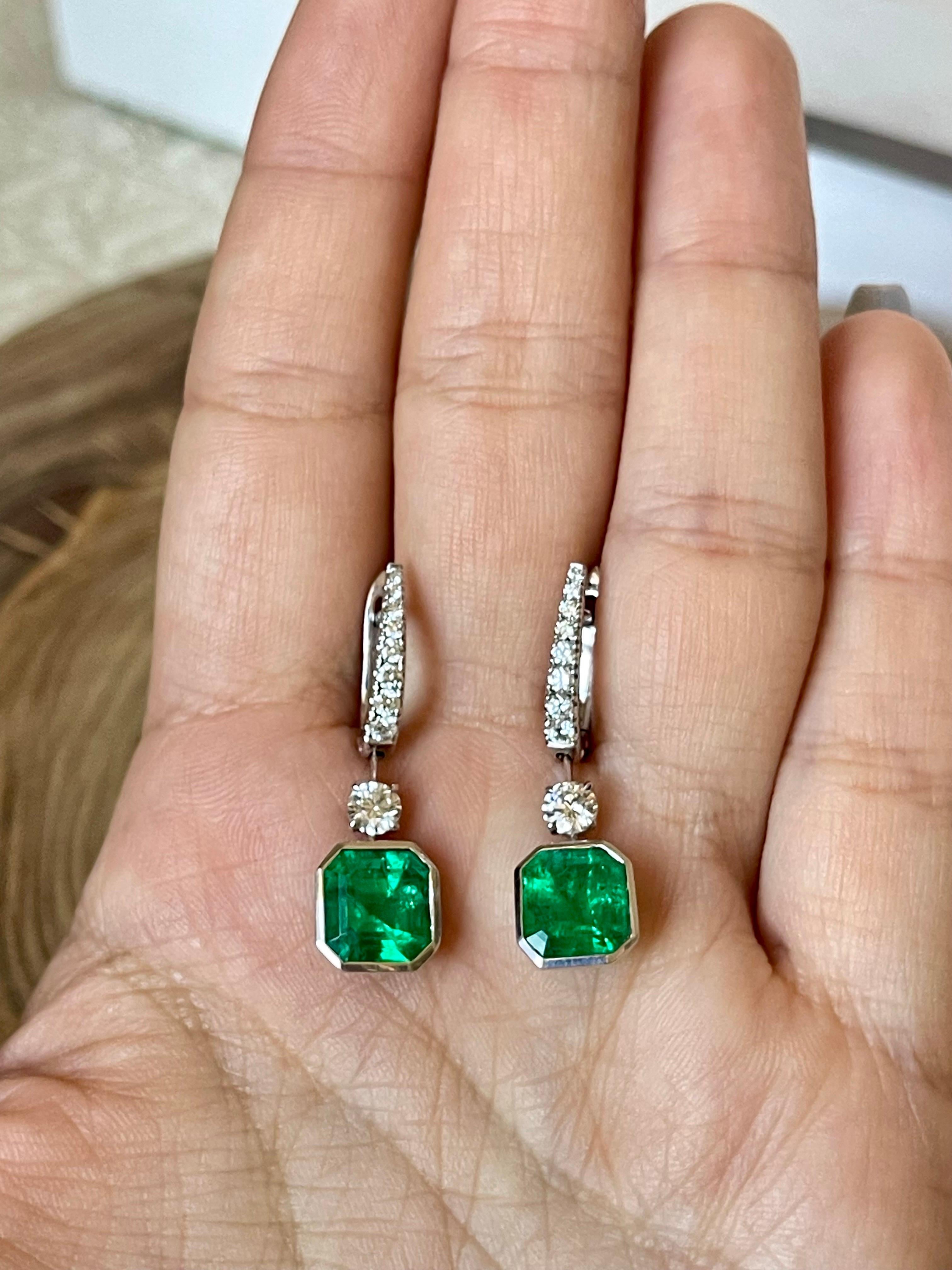 Certified Mindi Mond Colombian Emerald Diamond Platinum Drop Earrings In New Condition For Sale In New York, NY