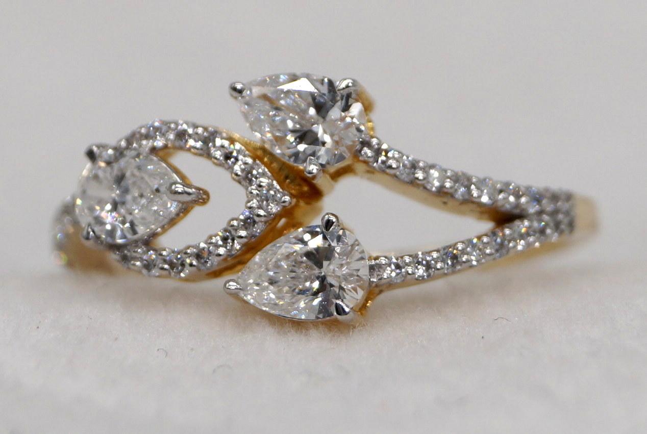 -Tipo di pietra: moissanite naturale.
-colore- D. A.
-Certificato - SÌ

-Peso della pietra... 
-Metallo - Oro massiccio 14k
-Colore del metallo - Giallo 
-Hallmark in metallo - Yes

