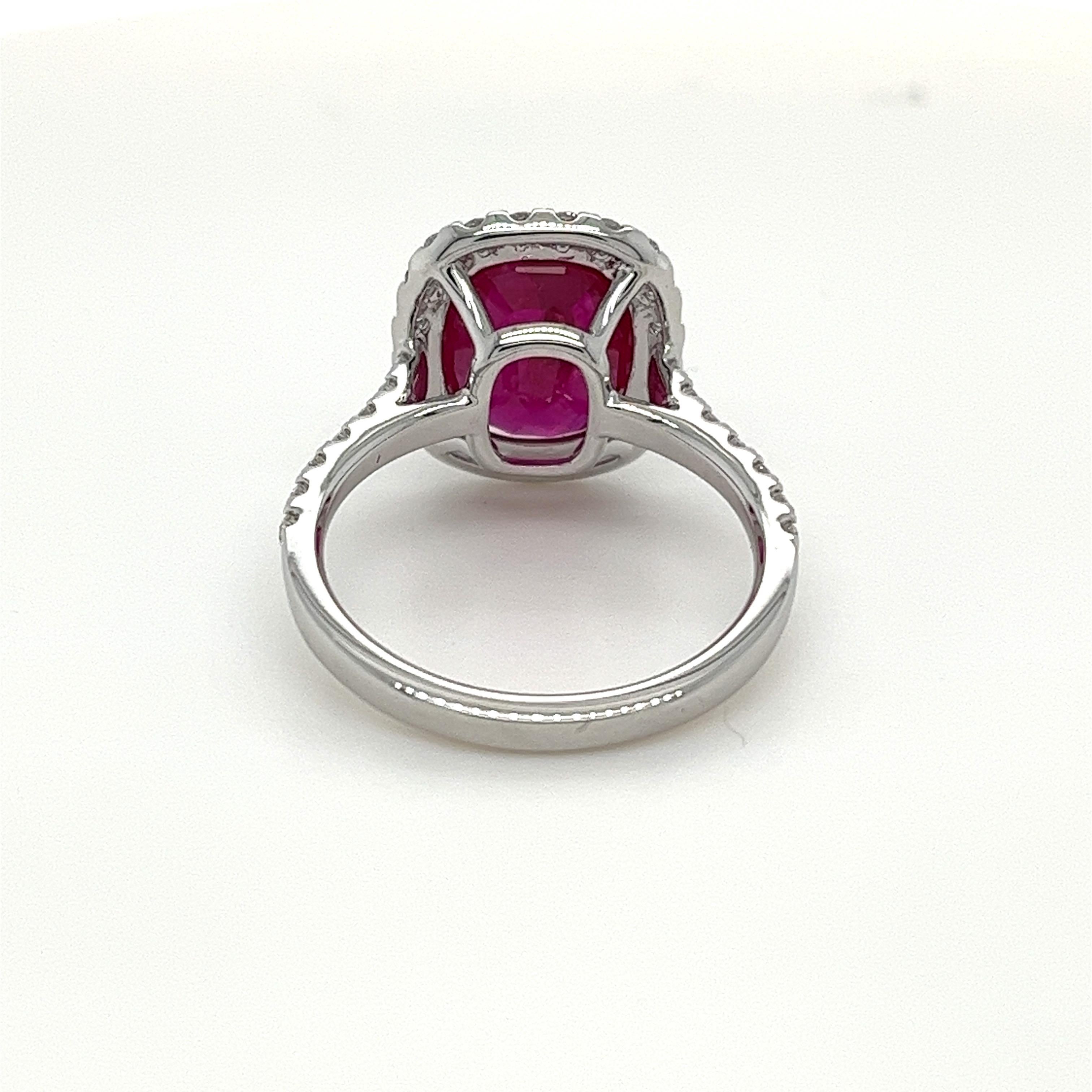 Zertifizierter Mosambik-Rubin- und Diamant-Halo-Ring aus 18 Karat Weißgold (Kissenschliff)