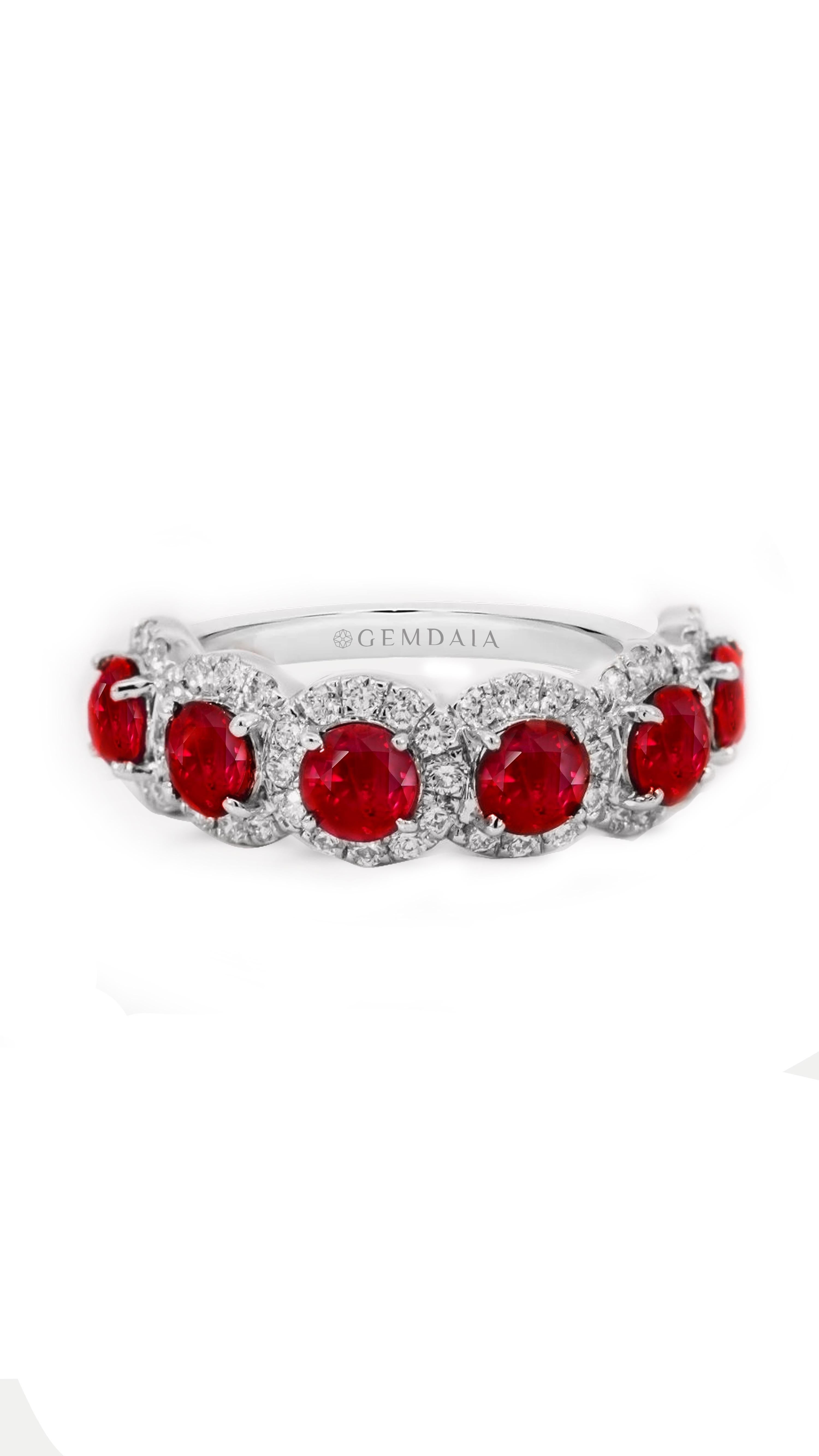 6 feurige, natürliche, leuchtend rote Rubine, umrahmt von schimmernden Diamanten, sorgfältig in massivem Gold gefertigt. Der elegante und raffinierte Duft verkörpert die Essenz feuriger Leidenschaft und Romantik. Dieser Ring eignet sich perfekt für