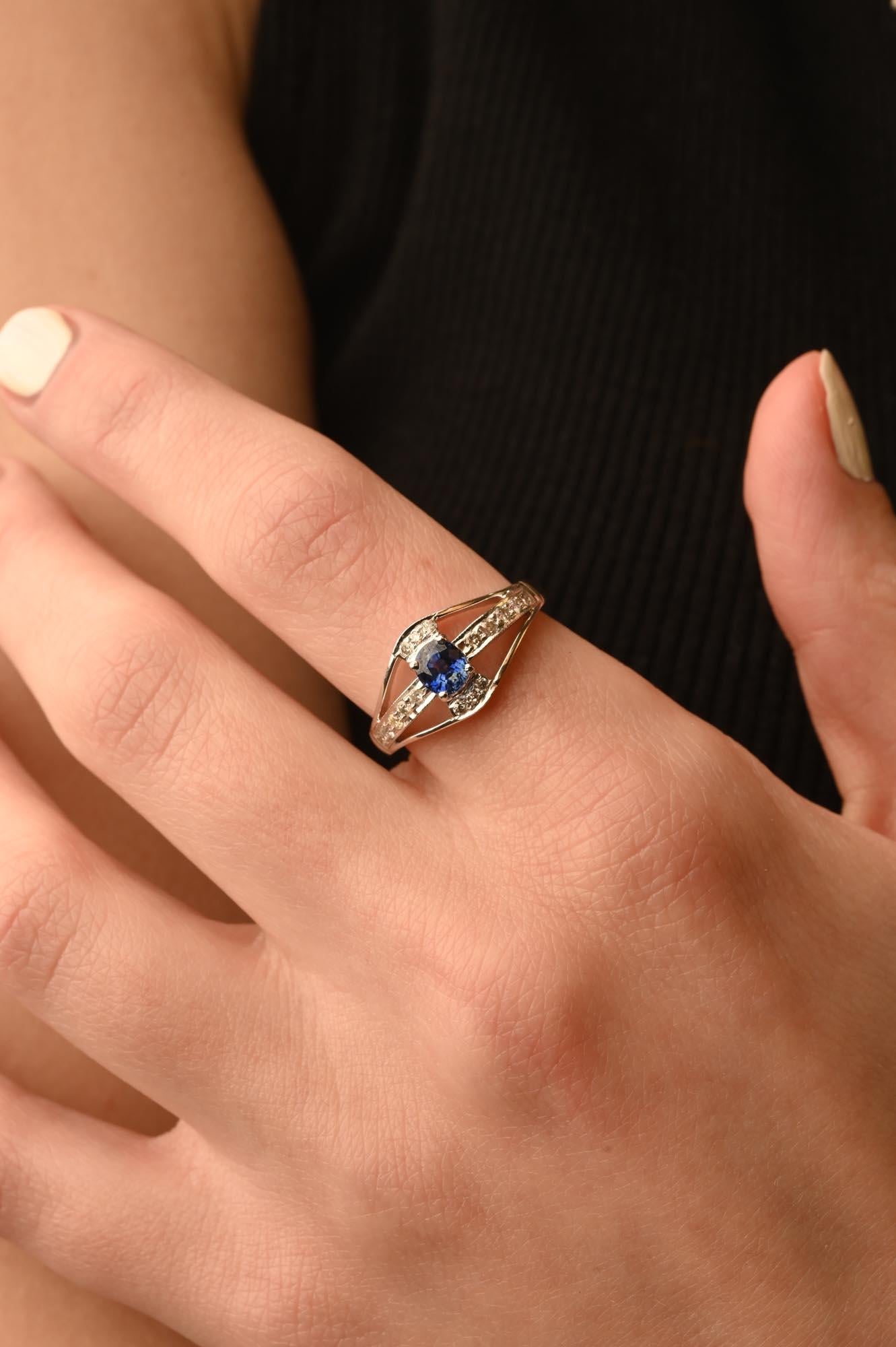 En vente :  Élégante bague en or blanc massif 14 carats avec diamants et saphirs bleus  11