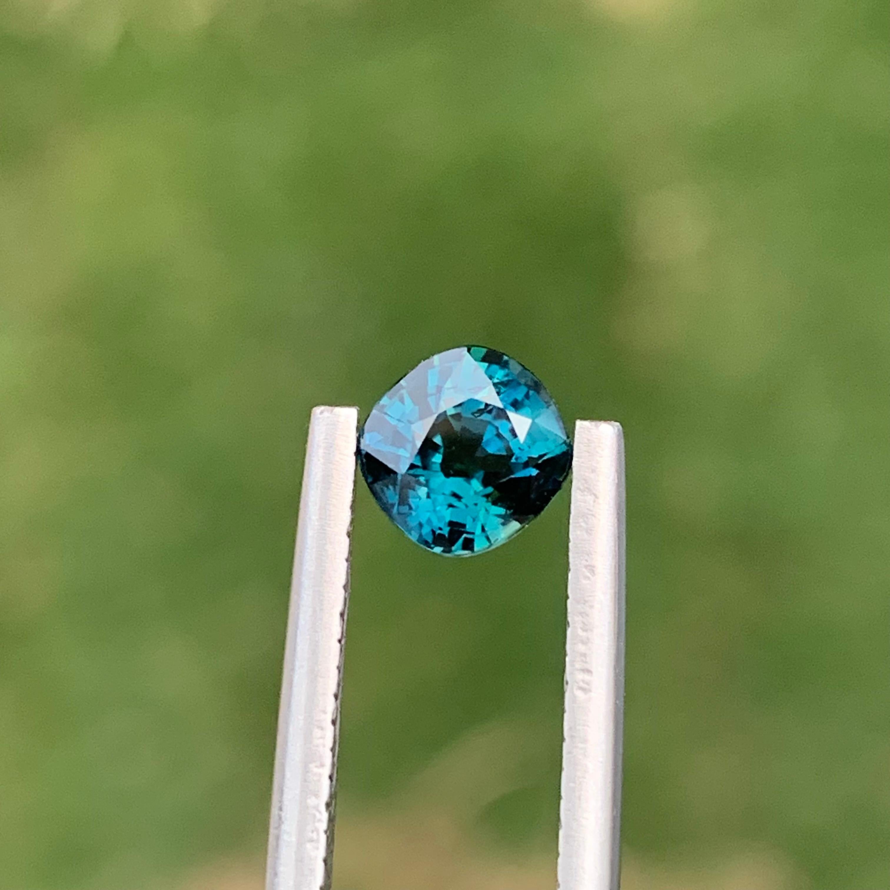 Saphir en vrac
Poids : 1.10 Carats
Dimension : 5,5 x 5,3 x 3,9 mm
Couleur : Bleu verdâtre 
Origine : Afrique
Traitement : Chauffé
Certificat : Disponible 
Forme : Coussin 

Le saphir, pierre précieuse à la beauté légendaire et à l'attrait durable,