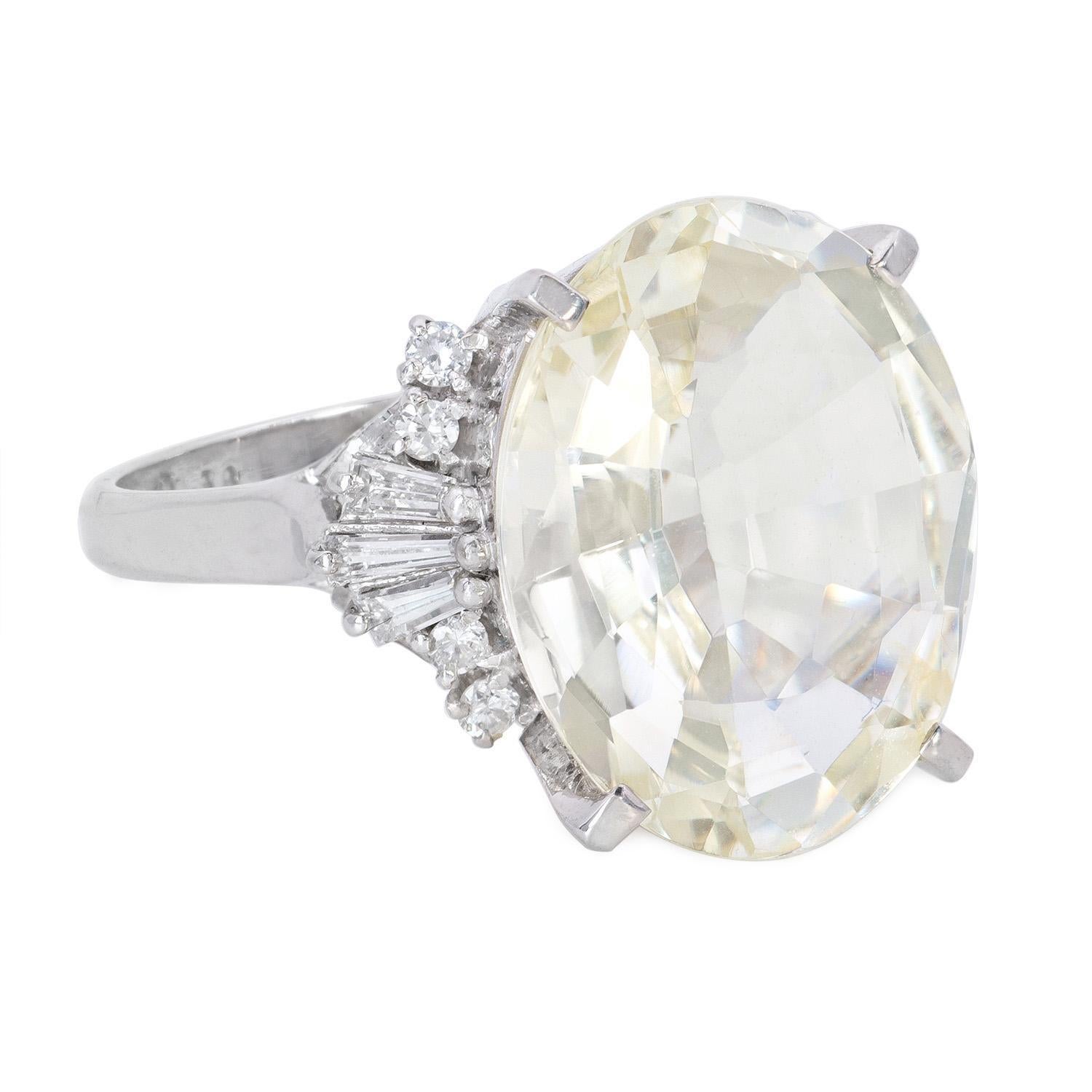 Nous vous présentons notre exquise bague en saphir jaune, un magnifique bijou qui capture la beauté rayonnante d'un saphir jaune de Ceylan, d'un poids impressionnant de 11,38 carats. Cette bague n'est pas seulement un symbole d'opulence ; elle