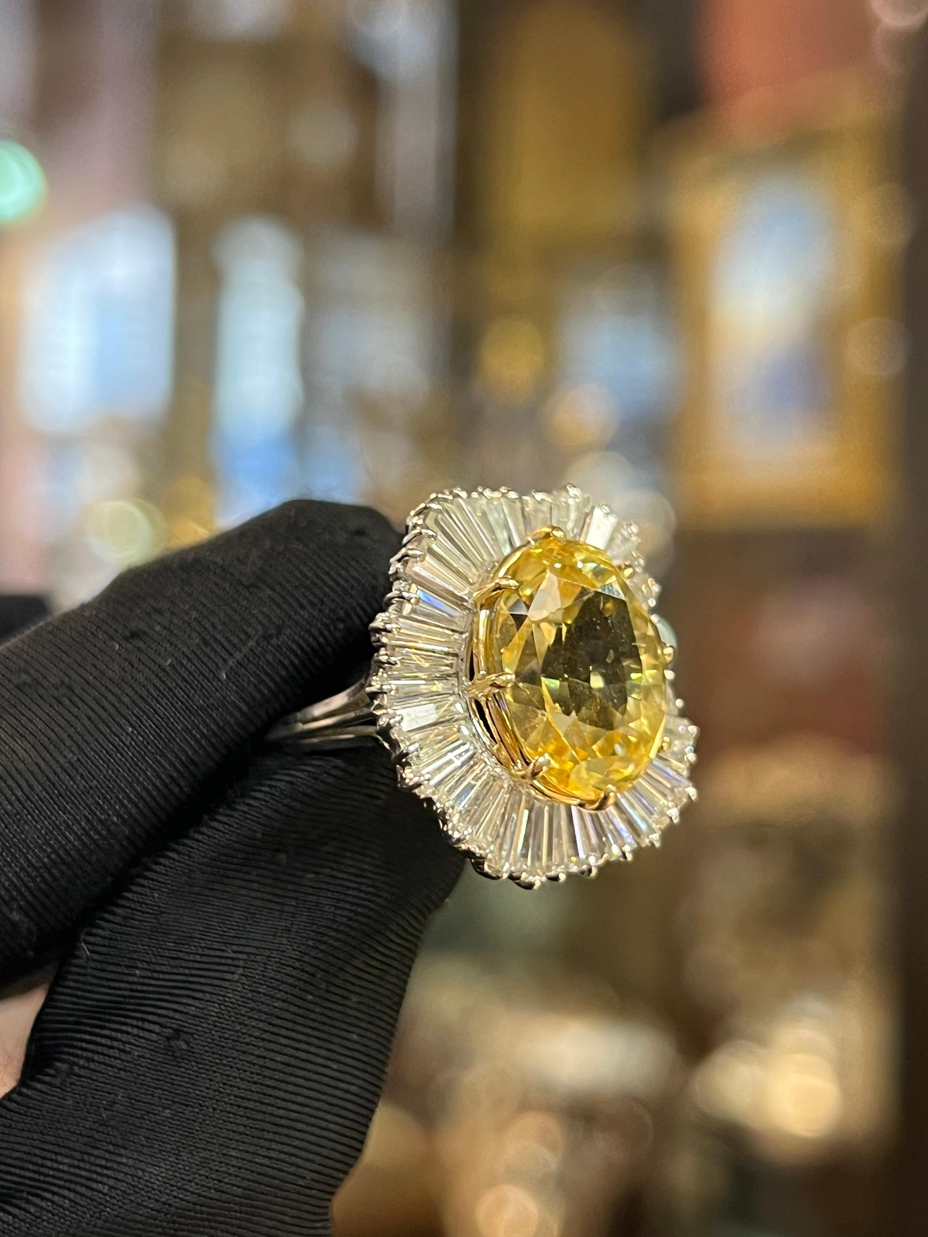 Certified Natural 14.69 Carat Yellow Sapphire Ballerina Ring In Excellent Condition For Sale In New York, NY