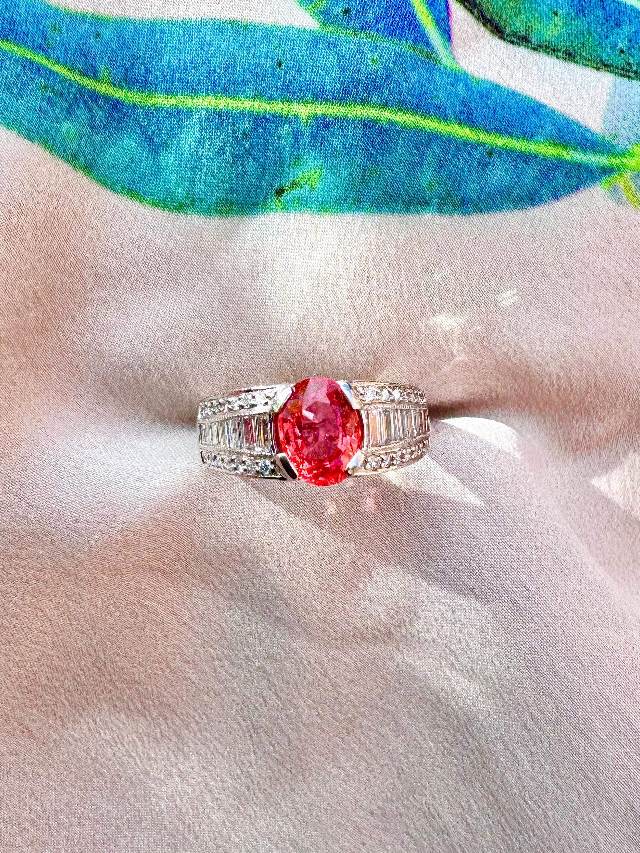Certified Natural 1.88 cts Padparadscha Sapphire & Diamond Vintage Platinum Ring In Excellent Condition For Sale In London, GB