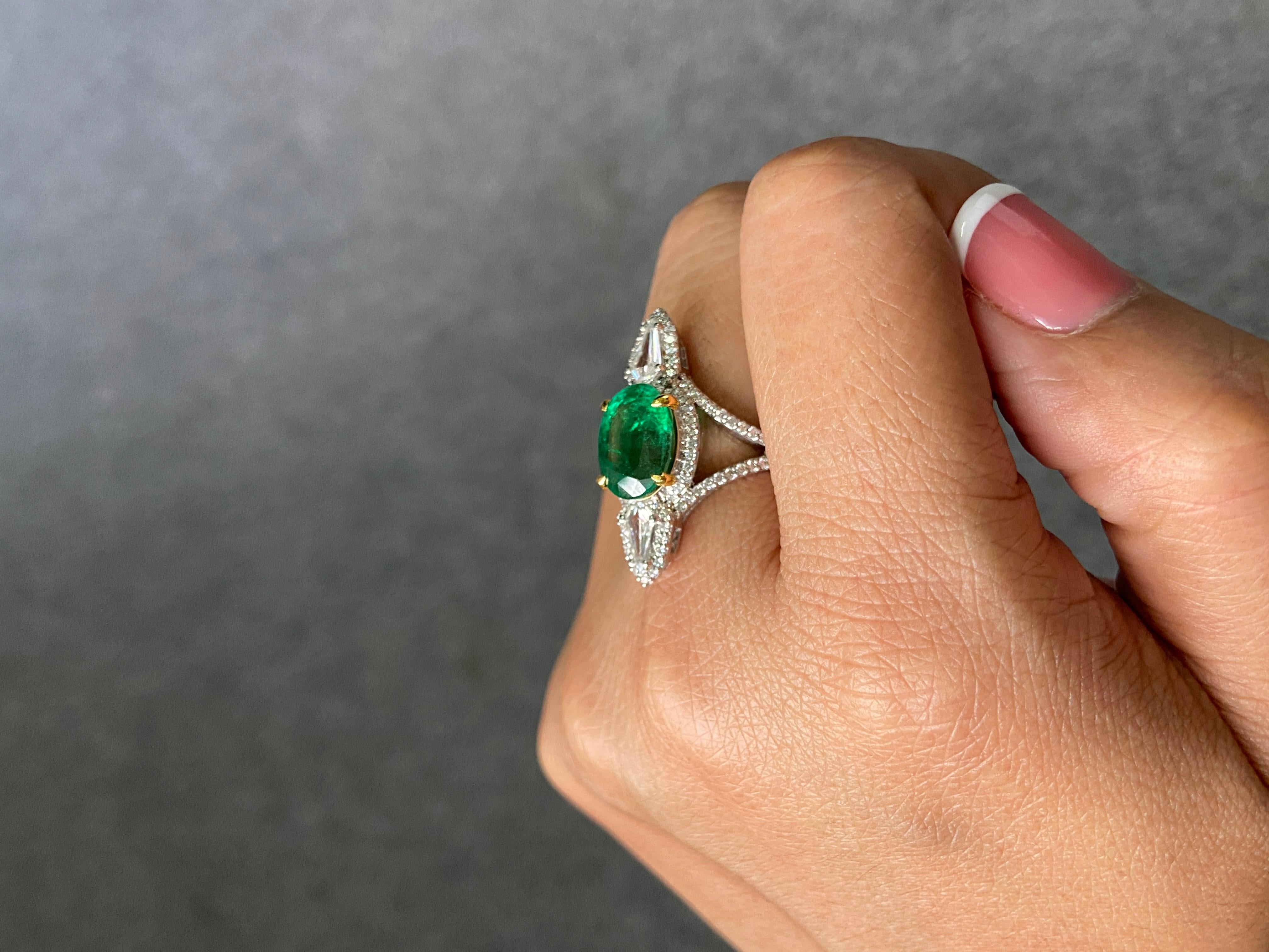 Anello con smeraldo e diamante dello Zambia in oro bianco 18 carati certificato e naturale in vendita 4