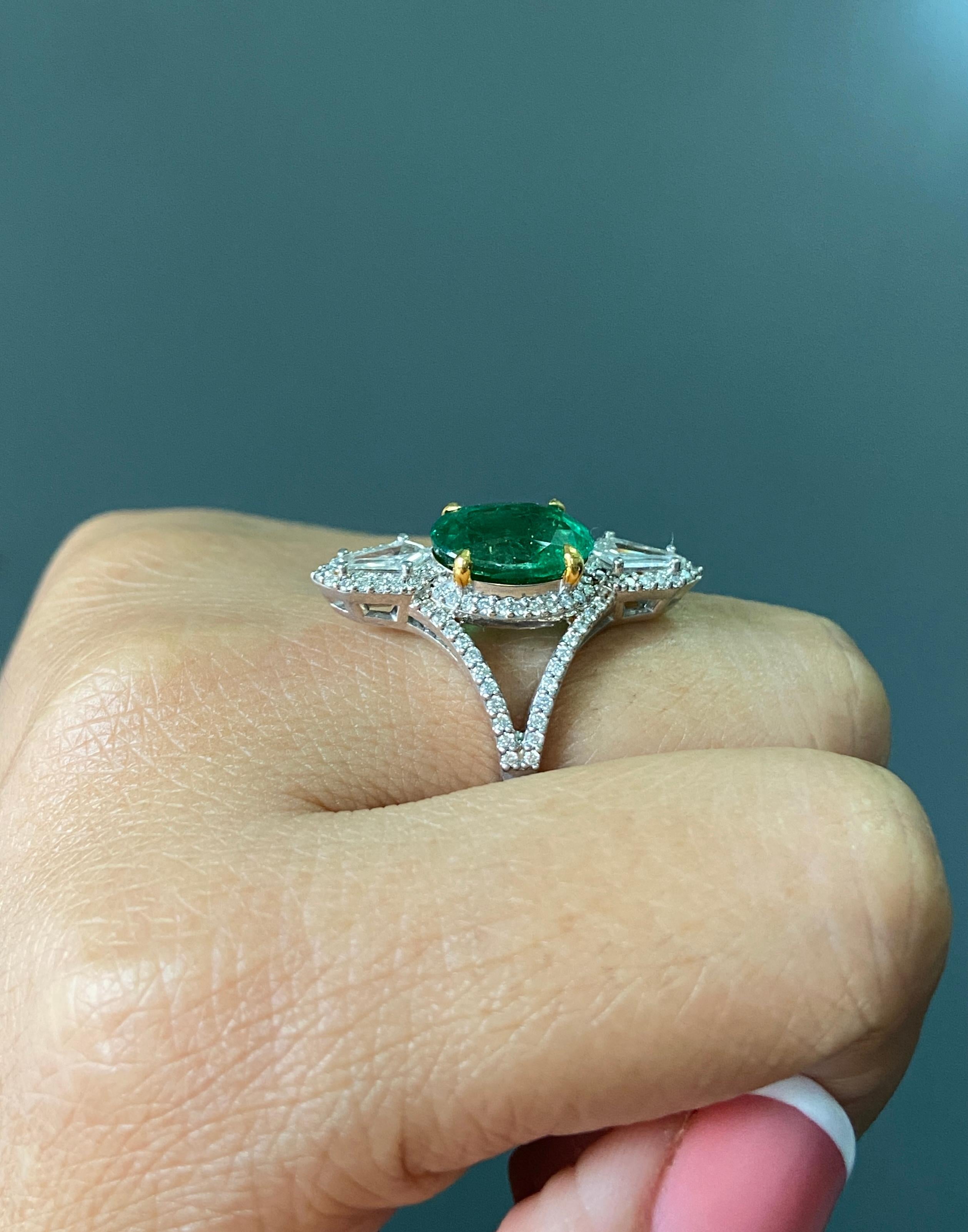 TUTTI I NOSTRI PREZZI INCLUDONO TARIFFE E DAZI DOGANALI PREPAGATI. NESSUN COSTO AGGIUNTIVO ALLA CONSEGNA. 

Questo anello in oro bianco 18K mette in mostra un vibrante e pulito smeraldo naturale dello Zambia, squisitamente tagliato in forma ovale