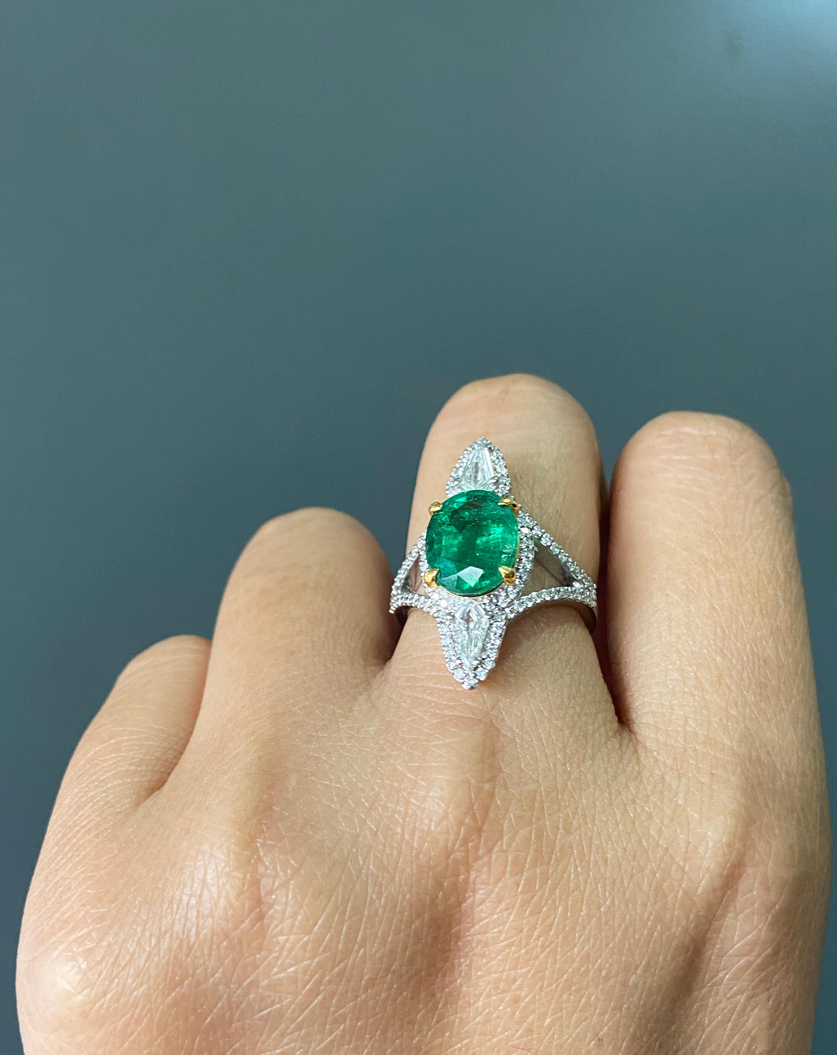 Moderno Anello con smeraldo e diamante dello Zambia in oro bianco 18 carati certificato e naturale in vendita