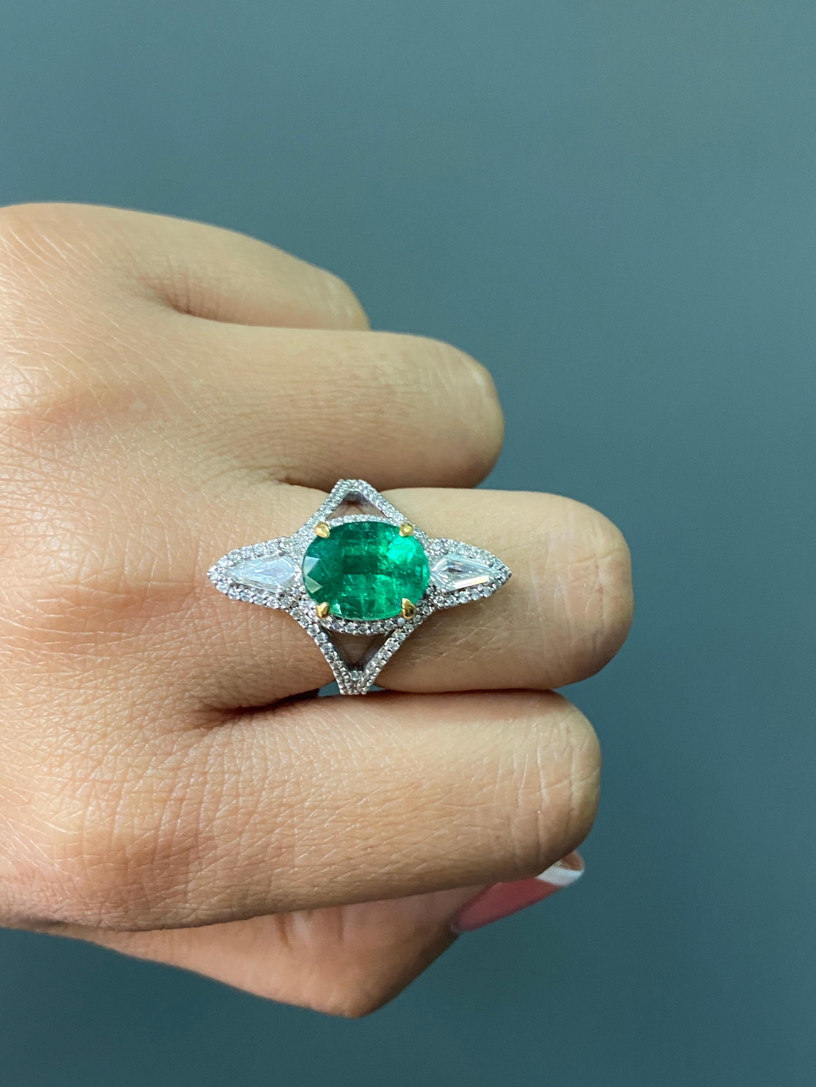 Taglio ovale Anello con smeraldo e diamante dello Zambia in oro bianco 18 carati certificato e naturale in vendita