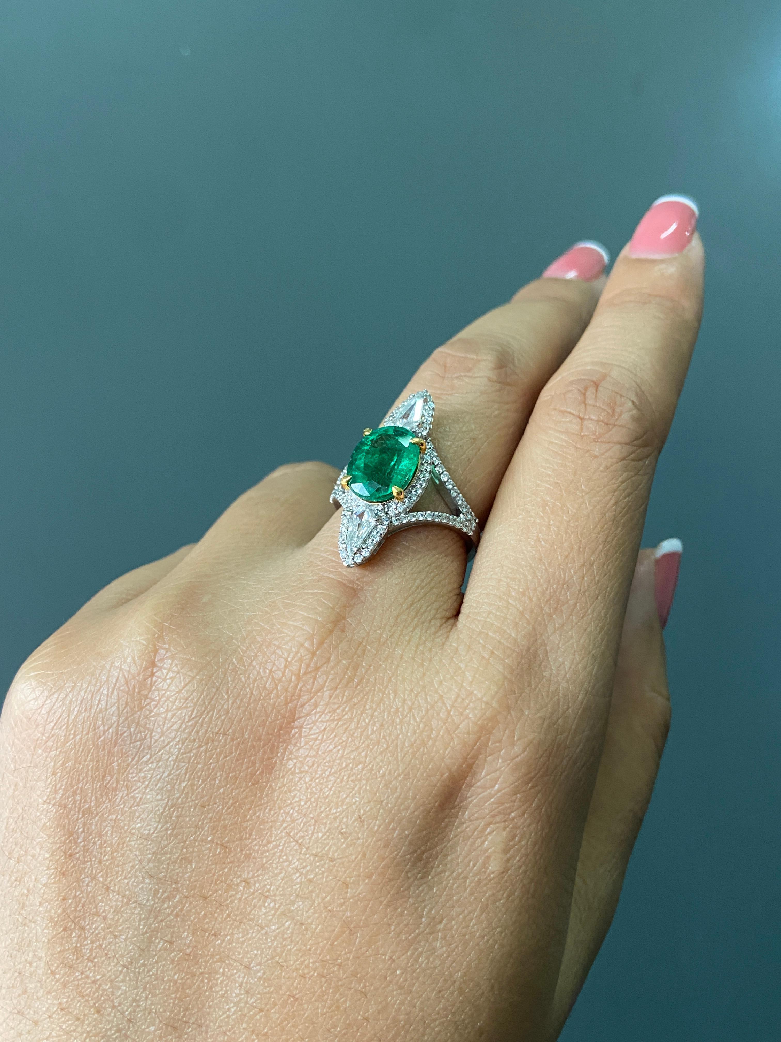 Anello con smeraldo e diamante dello Zambia in oro bianco 18 carati certificato e naturale In condizioni Nuovo in vendita a Bangkok, Thailand