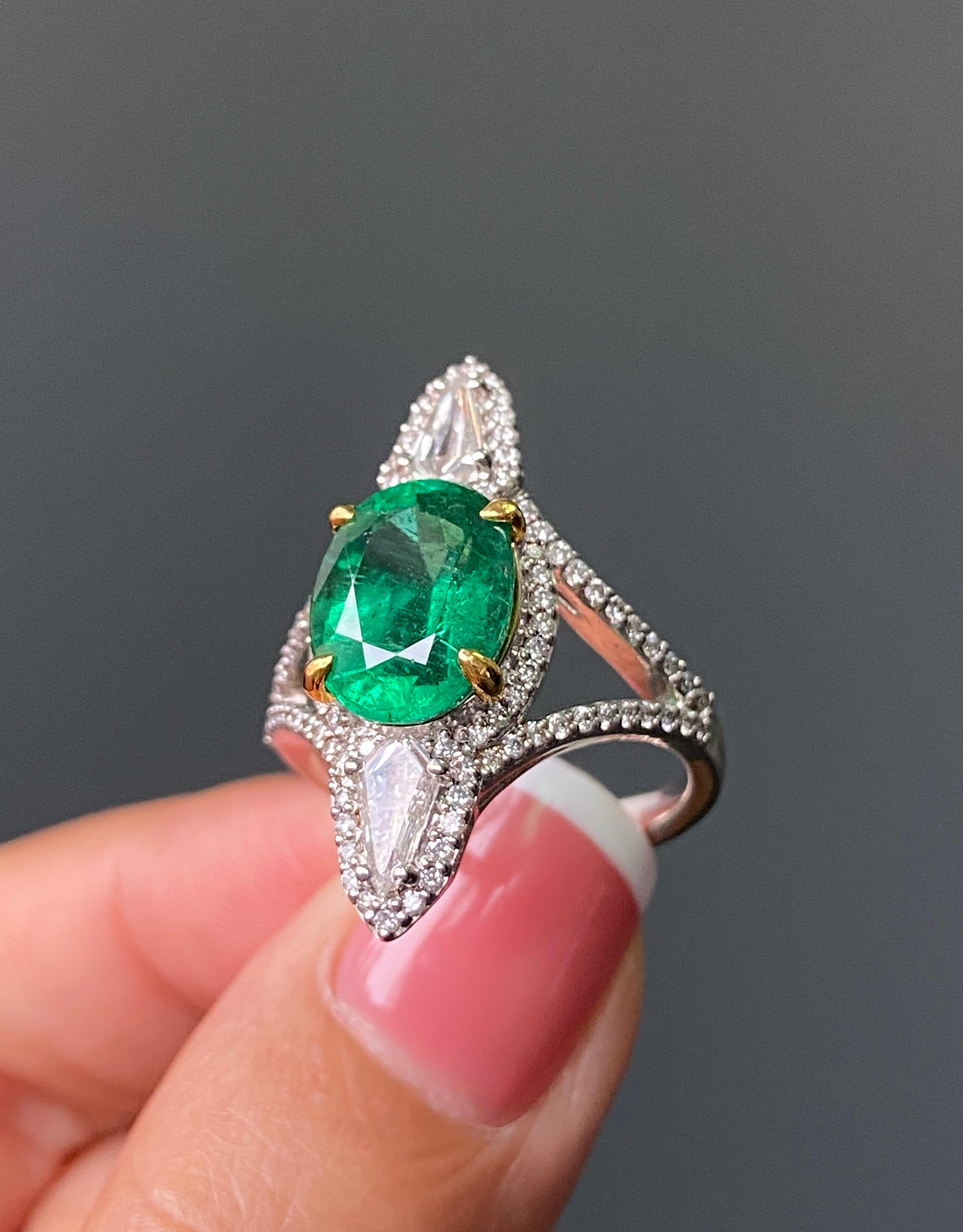 Donna Anello con smeraldo e diamante dello Zambia in oro bianco 18 carati certificato e naturale in vendita